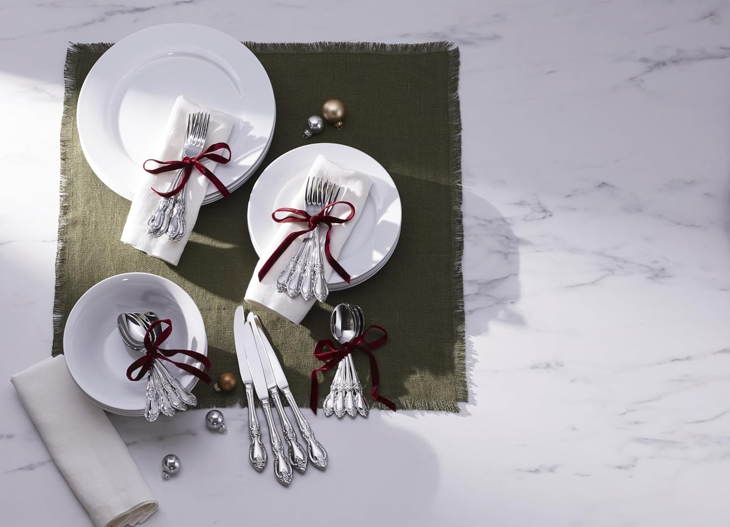 Oneida Louisiana 4-Piece Fine Teaspoons Set, 18/8 Stainless Steel Teaspoon Set, Service for 4, Dishwasher Safe, Small Spoons, Silverware, Mirror Finish, Utensils, Flatware, Tableware (Silver, 4 Piece)