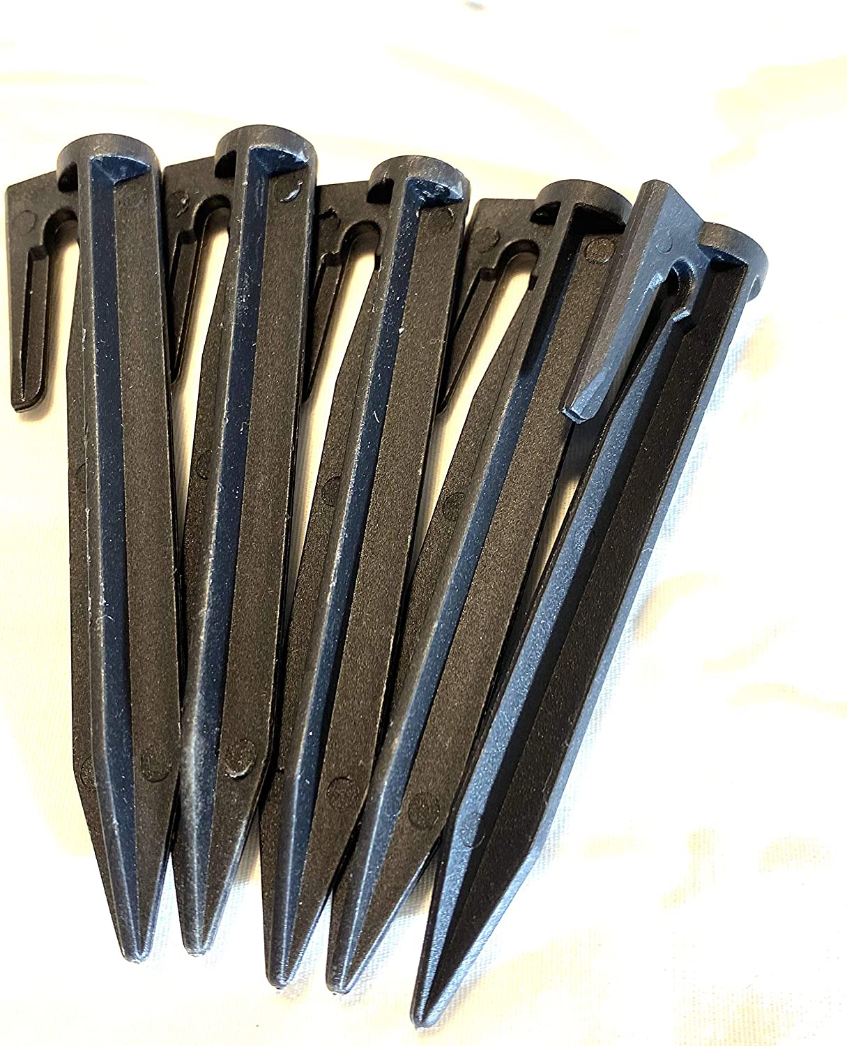 Emberg (100 Count) Plastic Boundary Wire Stakes Lawn Pegs Landscape Staples for Robomow Mower, Husqvarna Automower, Worx Landroid, Pet Fence, for Use in Garden Lawn Fence image number 4