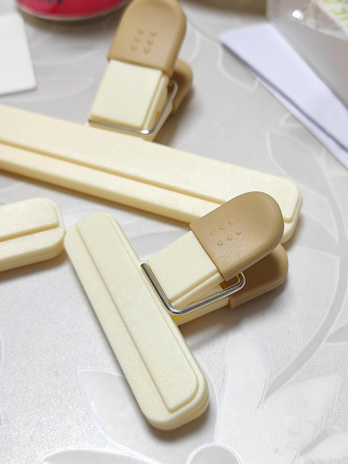 8Pack Large Chip Bag Clips - Assorted Sizes Food Bag Clips Plastic Heavy Seal Grip Perfect for Air Tight Seal Grips on Coffee, Food & Bread Bags, Office Kitchen Home Usage image number 2