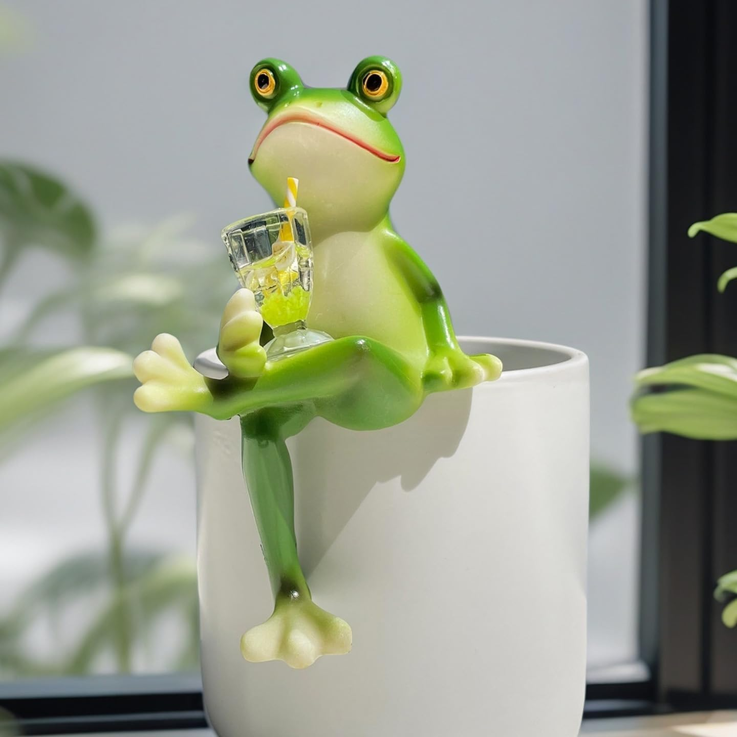 Funny Drinking Frog Statue Flower Pot Hugger Resin Hanging Frog Figurine Planter Pot Decorations for Home Garden Fence Balcony Patio Lawn Yard Ornaments (Drinking Juice)