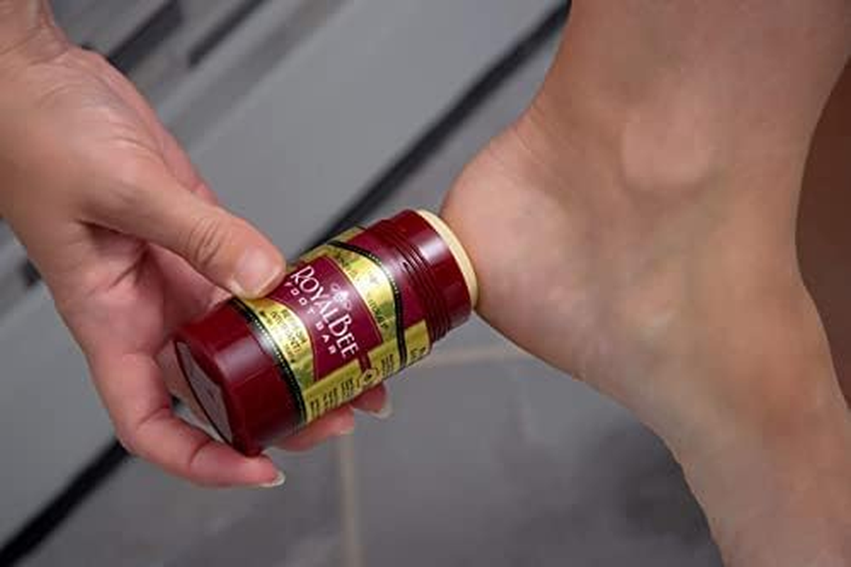 Honey House Naturals Royal Bee Foot Bar &ndash; 2.5 Ounce Twist up Tube &ndash; All Natural Ultra Moisturizing, Odor Eliminating, Essential Oil Infused &ndash; Made in USA (Renew) image number 1