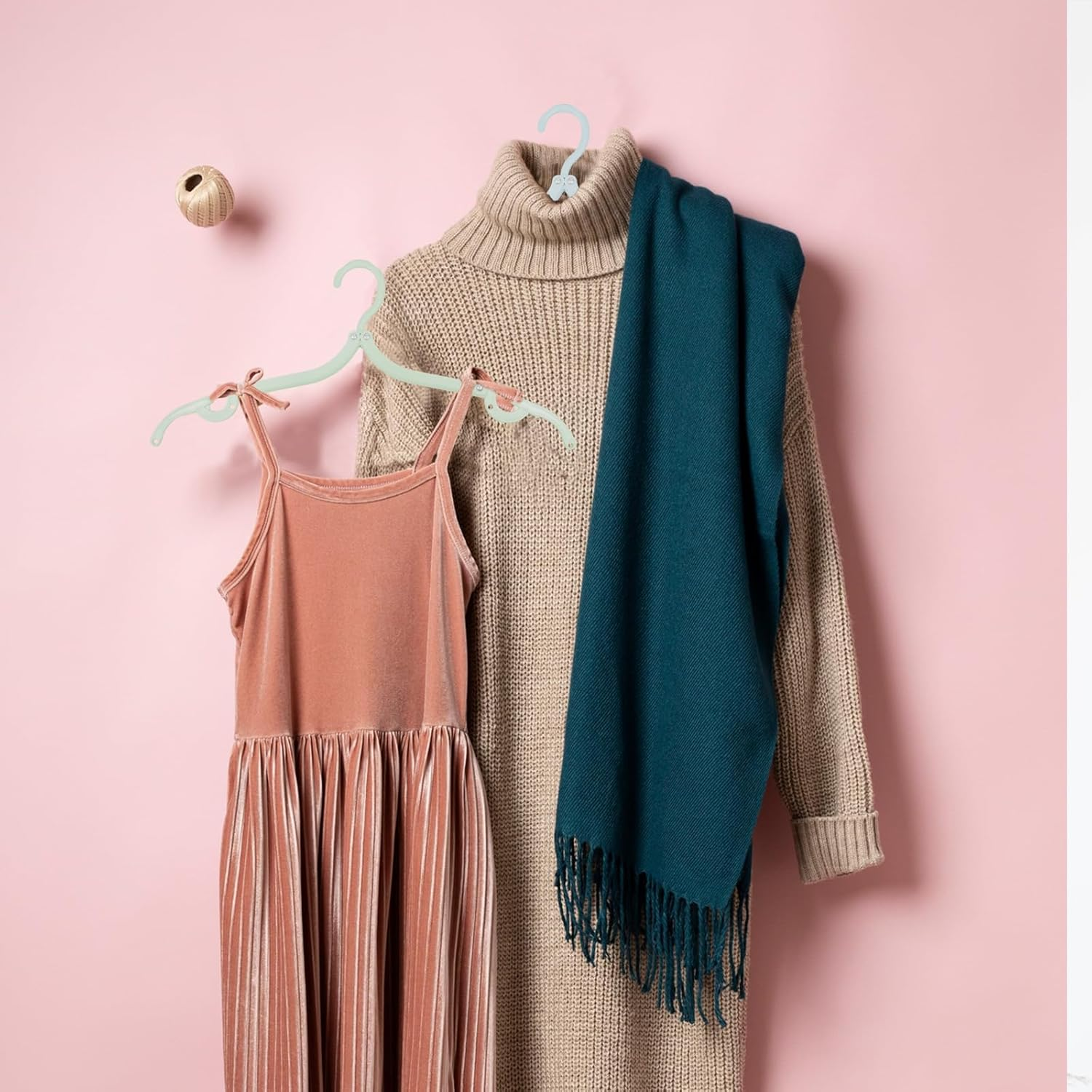 TEAONE Portable Plastic Hangers, 8 PCS Foldable Clothes Hanger for Travel, Business Trip image number 3