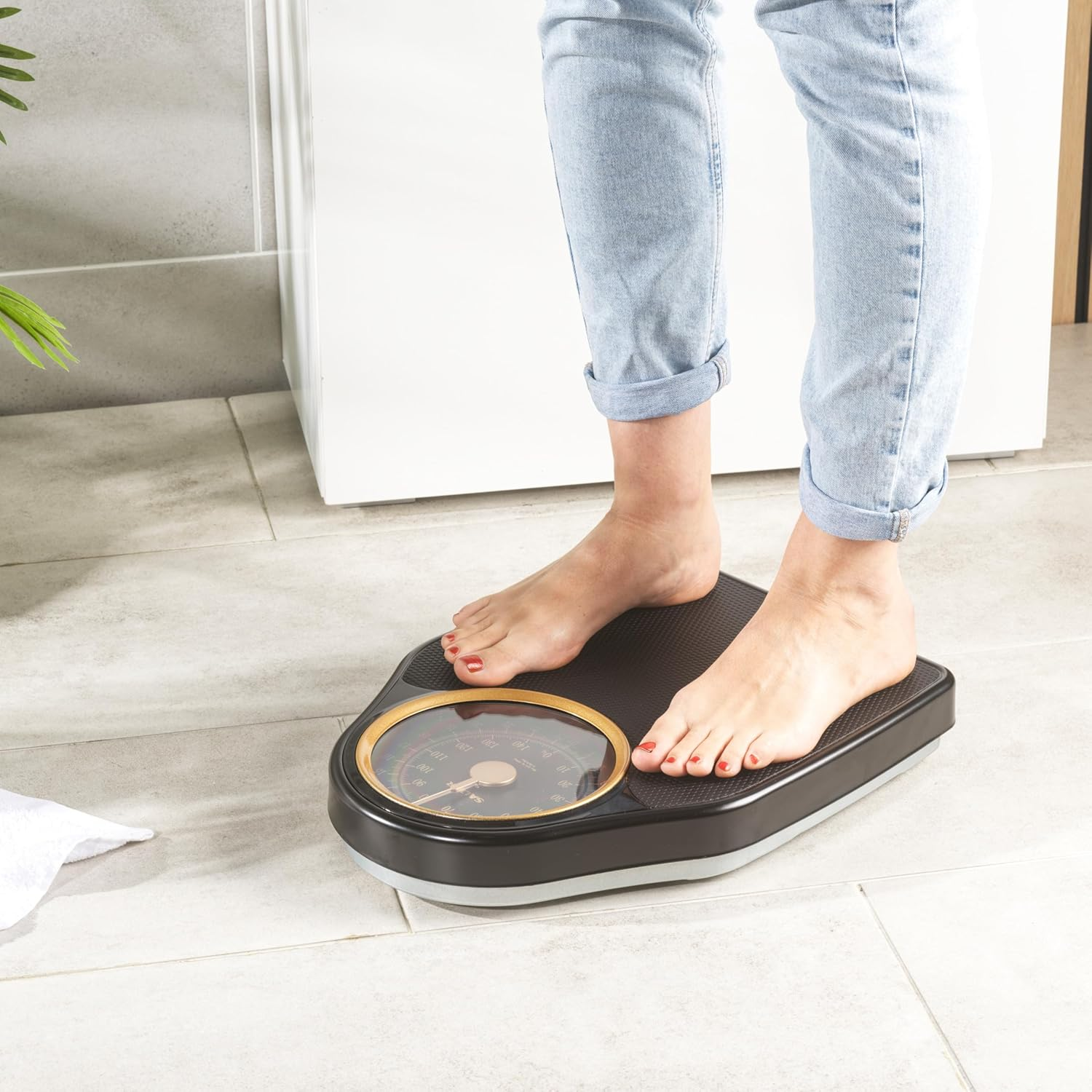 Salter 145 GFEU16 Mechanical Doctor Scales - Body Scales with 150 Kg Load Capacity, Body Fat Scales with Rotary Pointer, Body Weight Scales with Non-Slip Mat, No Batteries Required, Black/Gold - Rose Gold. image number 3