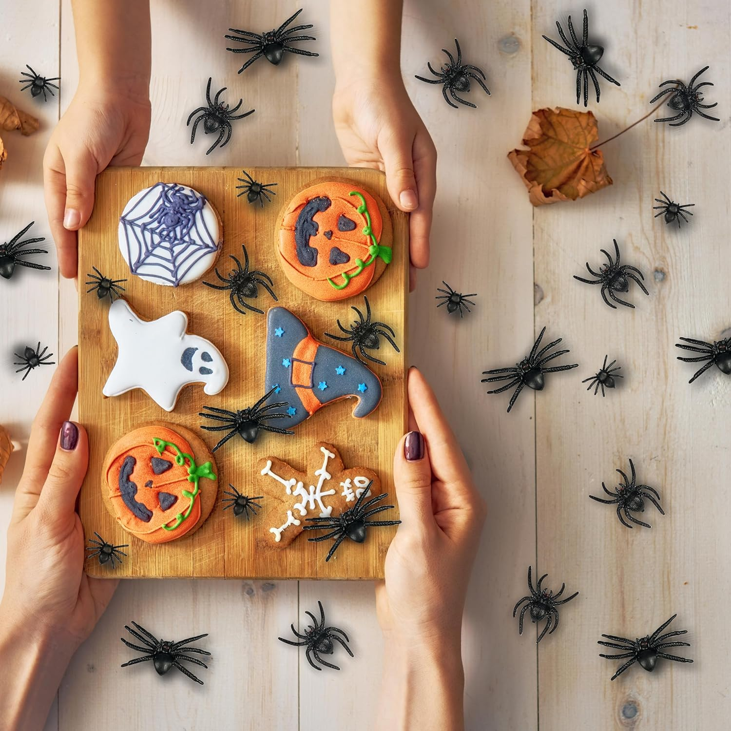 VOVEA 60PCS Realistic Halloween Plastic Spiders Fake Black Scary Spiders Prank Props for Halloween Party Decorations image number 6