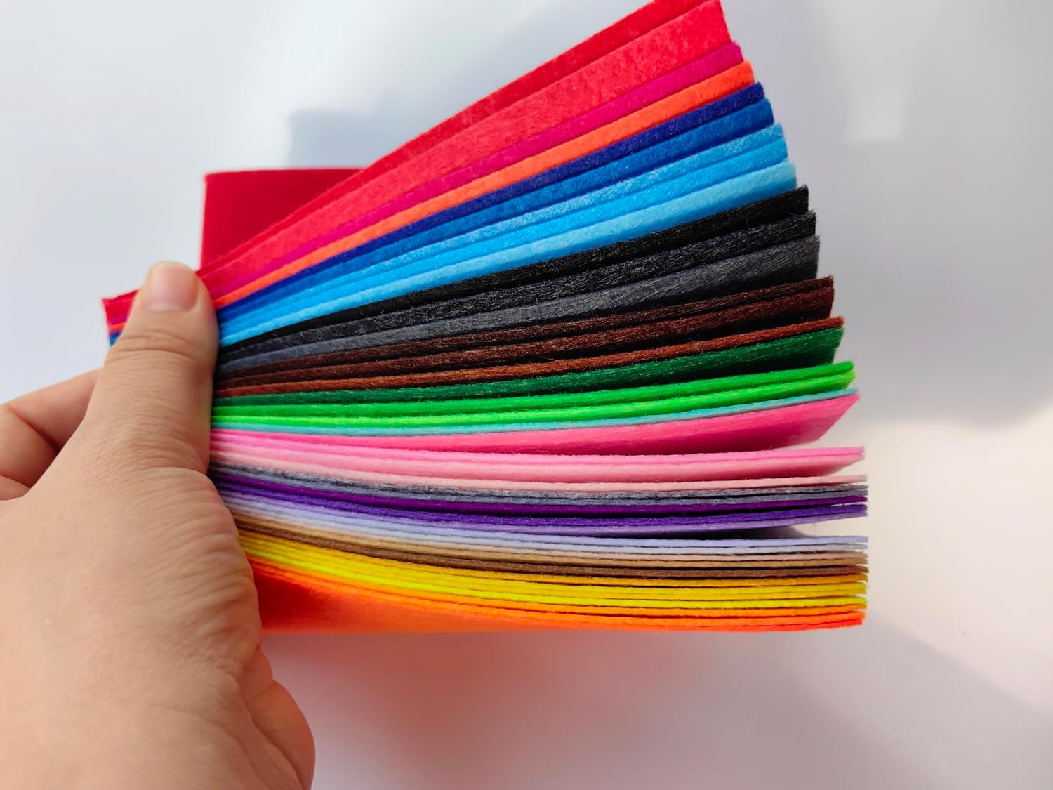 Yiyuanhe 40Pcs Coloured Felt Fabric Sheets 15 X 15 Cm,Assorted Colors Felt DIY Material Squares for Textile Fabrics DIY Craftwork Sewing Patchwork Craftwork Scrapbooks Supplies image number 1