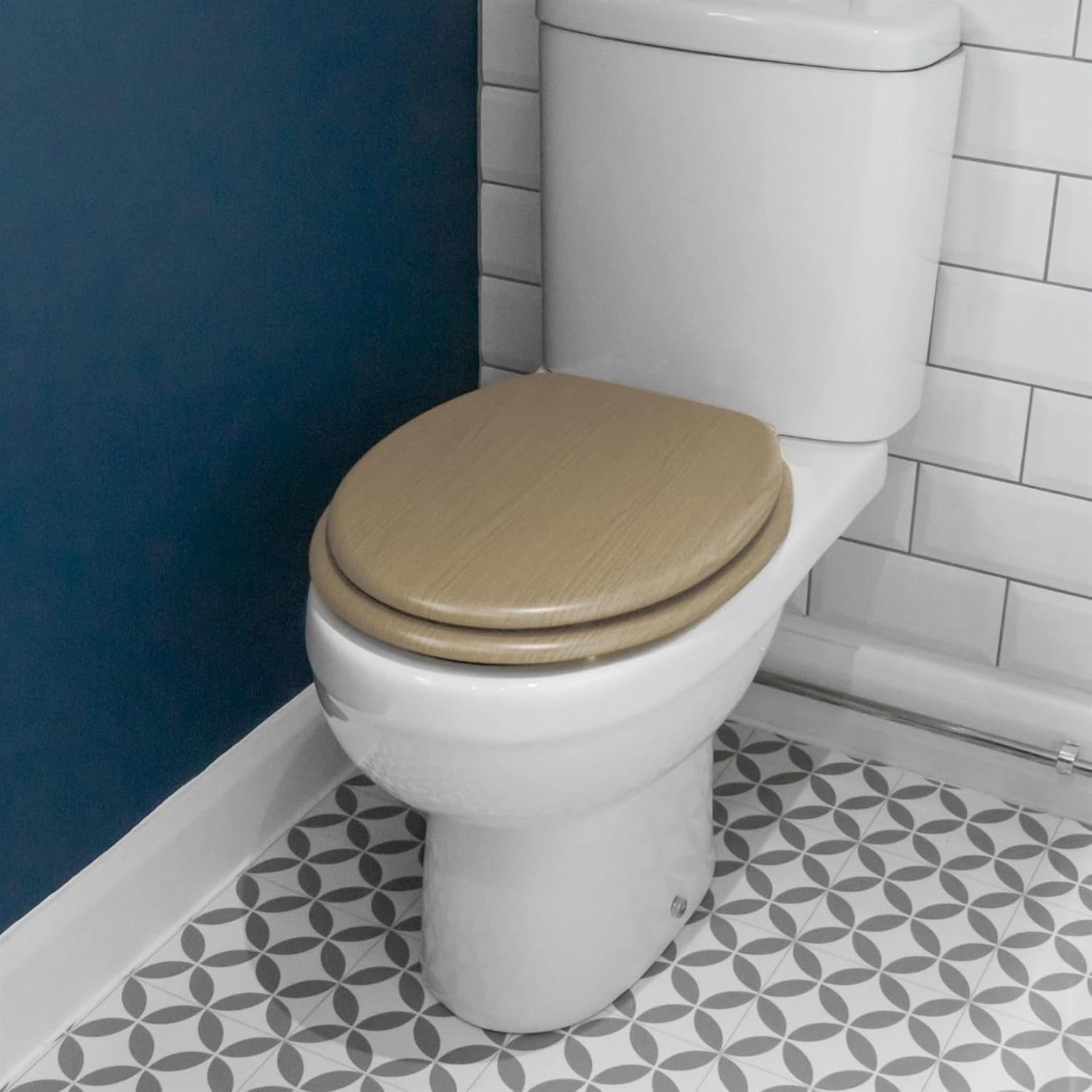 Harbour Housewares Soft Close Toilet Seat - Light Oak - Pack of 1 - Oval-Shaped Wooden Toilet Seat Antibacterial Loo Seat with Universal Chrome Hinges, Fixings & Fittings