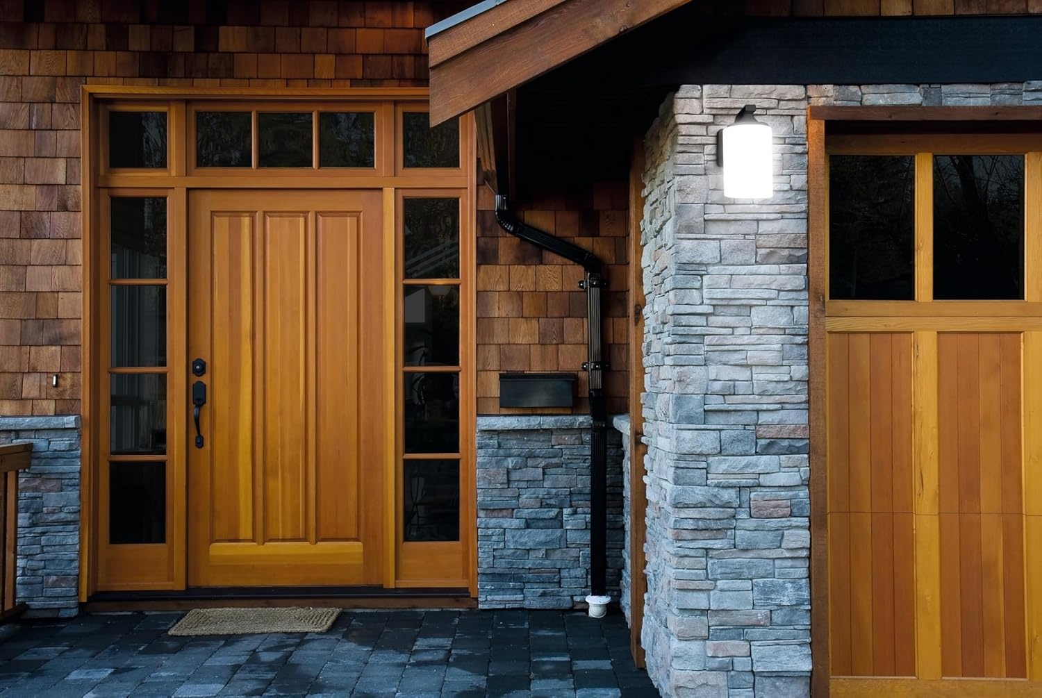 OSRAM Endura Classic Wall Light, Black, E27, IP43, Aluminium Housing, Glass Diffuser, Suitable for Outdoor Use, Bulb Not Included