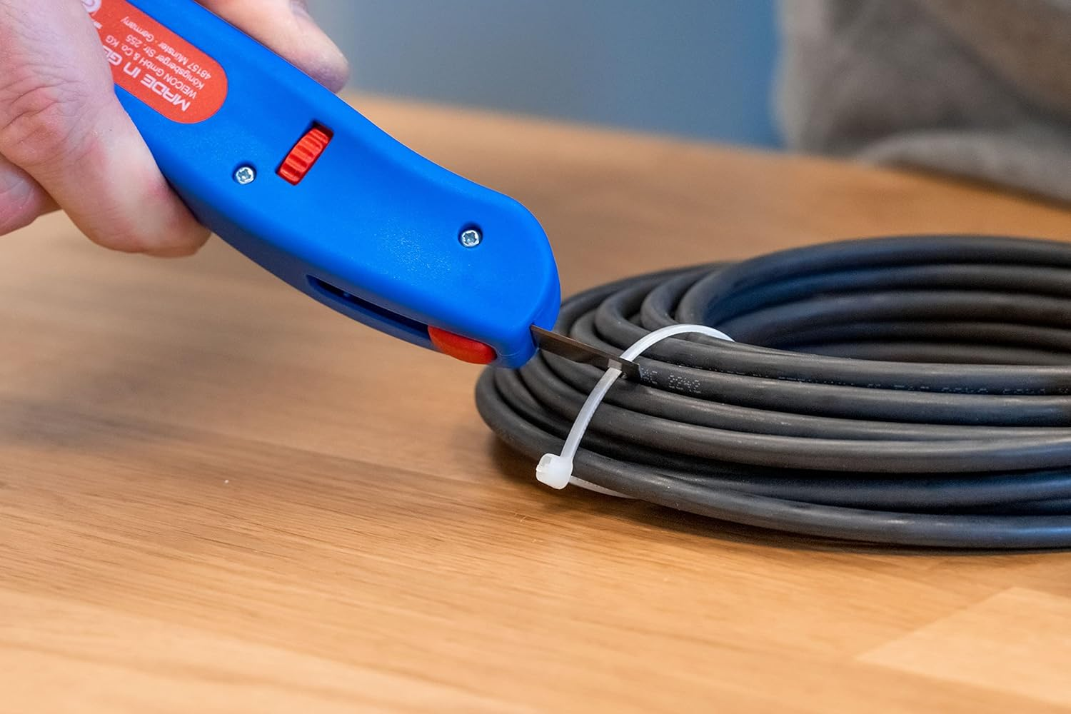 WEICON Tools Cable Stripper No. S 4-28, Stripping Tool for Cables from 4-28 Mm, with Retractable Hook Blade, Made in Germany image number 1