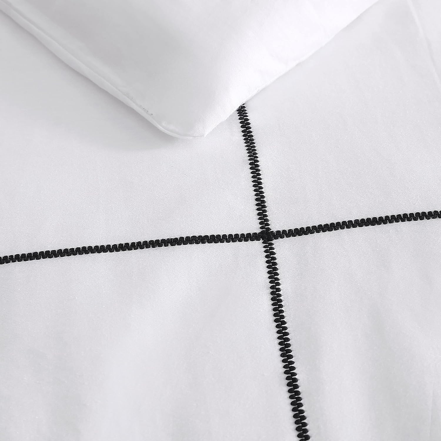 Vera Wang - Queen Duvet Cover Set, Luxury Cotton Sateen Bedding with Matching Shams, All Season Home Decor (Zig Zag White, Queen) image number 4