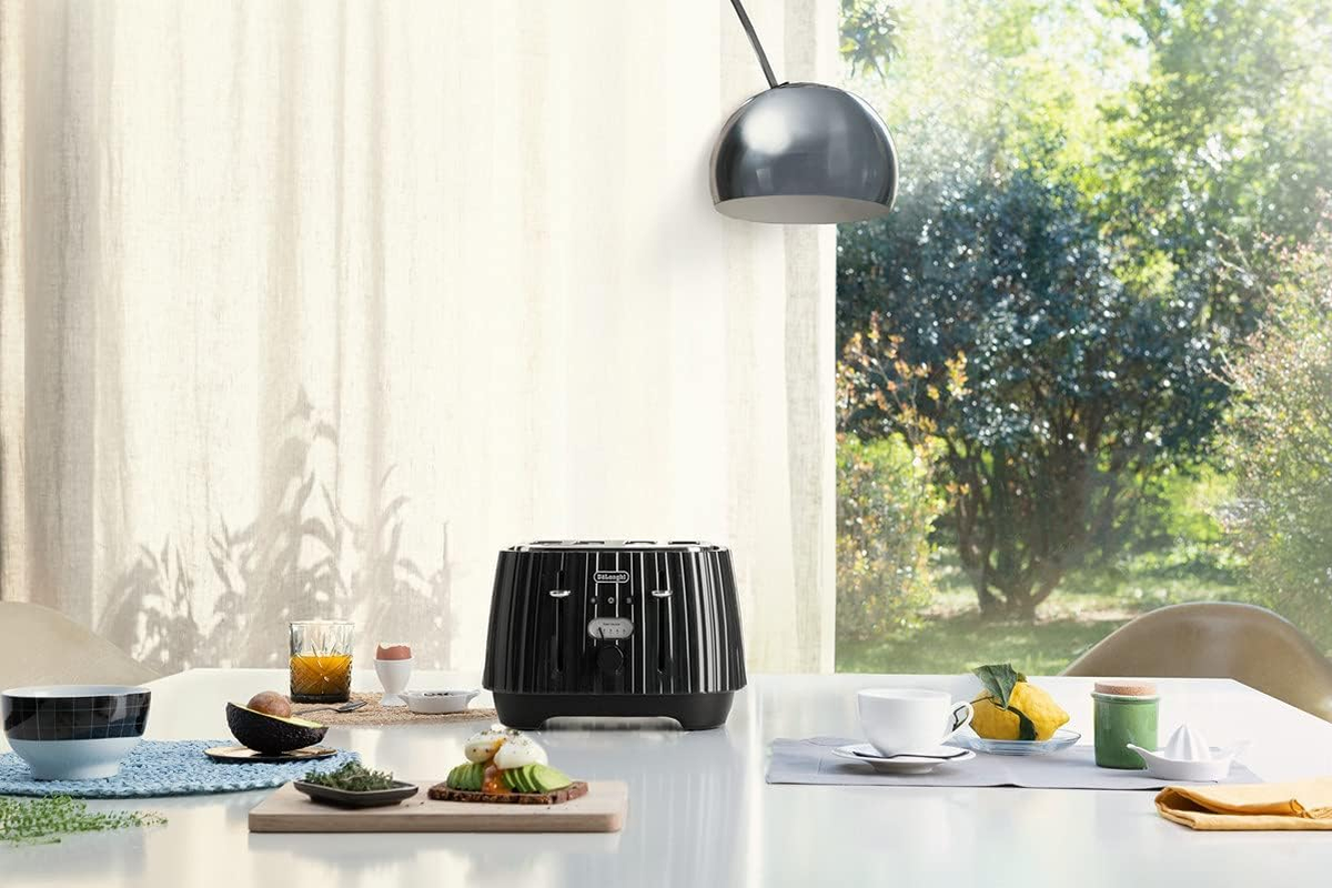 De'Longhi Ballerina Toaster, 4 Slot Toaster, Reheat, 5 Browning Settings, Defrost and Cancel Functions, Pull Crumb Tray, CTD4003.BK, 1800W, Black image number 4