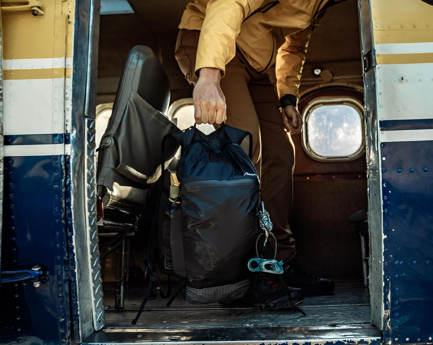 Matador Freefly16 Foldable Backpack - Small Hiking Backpack Men & Women, Ultralight Backpack with Material Loops, Waterproof Daypack for Travel, Cycling, Running, Outdoor, Skiing, Black, 16 Lang image number 4