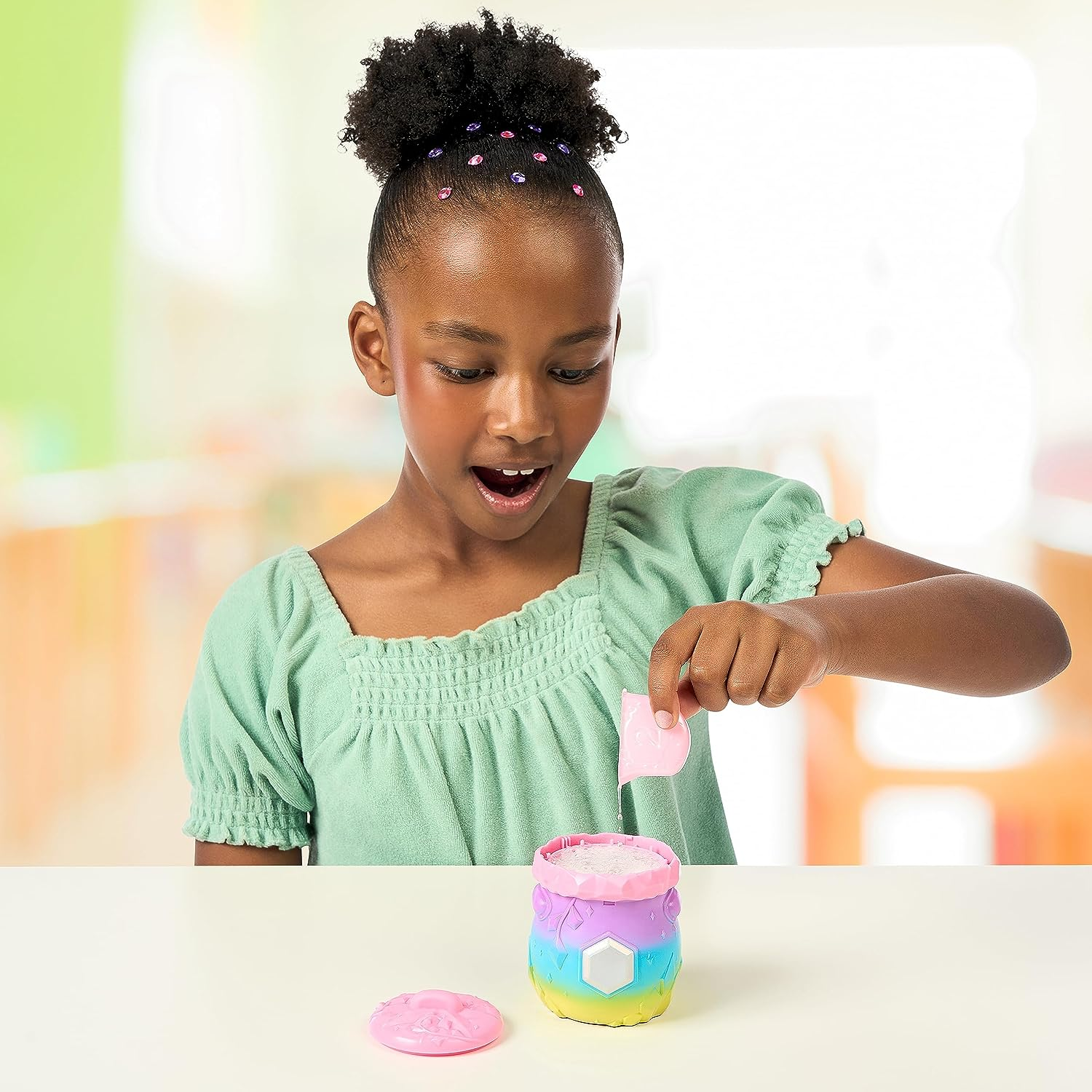 Magic Mixies Mixlings Magical Rainbow Deluxe Pack Contains 5 Exclusive Mixlings with a Unique Rainbow Magical Power Including 1 Mystery Mixling to Reveal from Its Cauldron image number 5