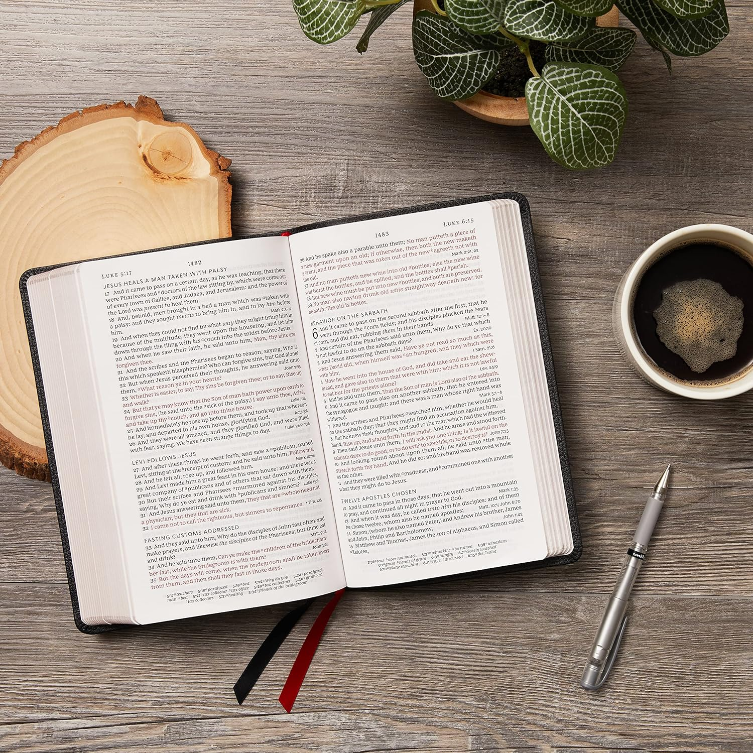 KJV, Personal Size, Large Print, Single-Column, Reference Bible, Genuine Leather, Red Letter, Thumb Indexed, Comfort Print: Holy Bible, King James Version [Black] image number 4