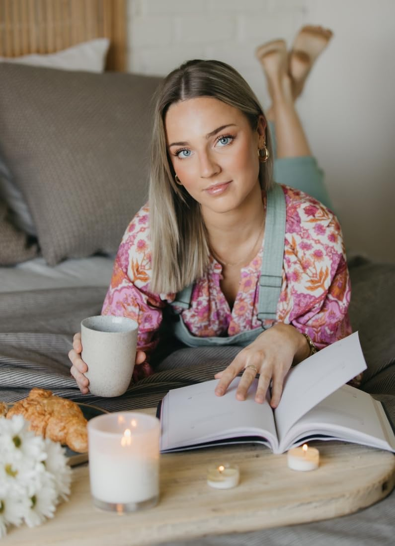 Byron Bay Candles Sweet Japanese Honeysuckle 100% Soy Candle - 50+ Hour Burn - Large Scented Candles 300G Wax Weight- Australian Made Eco-Friendly Aromatherapy - Perfect Candle Gift, Birthday Gift image number 2