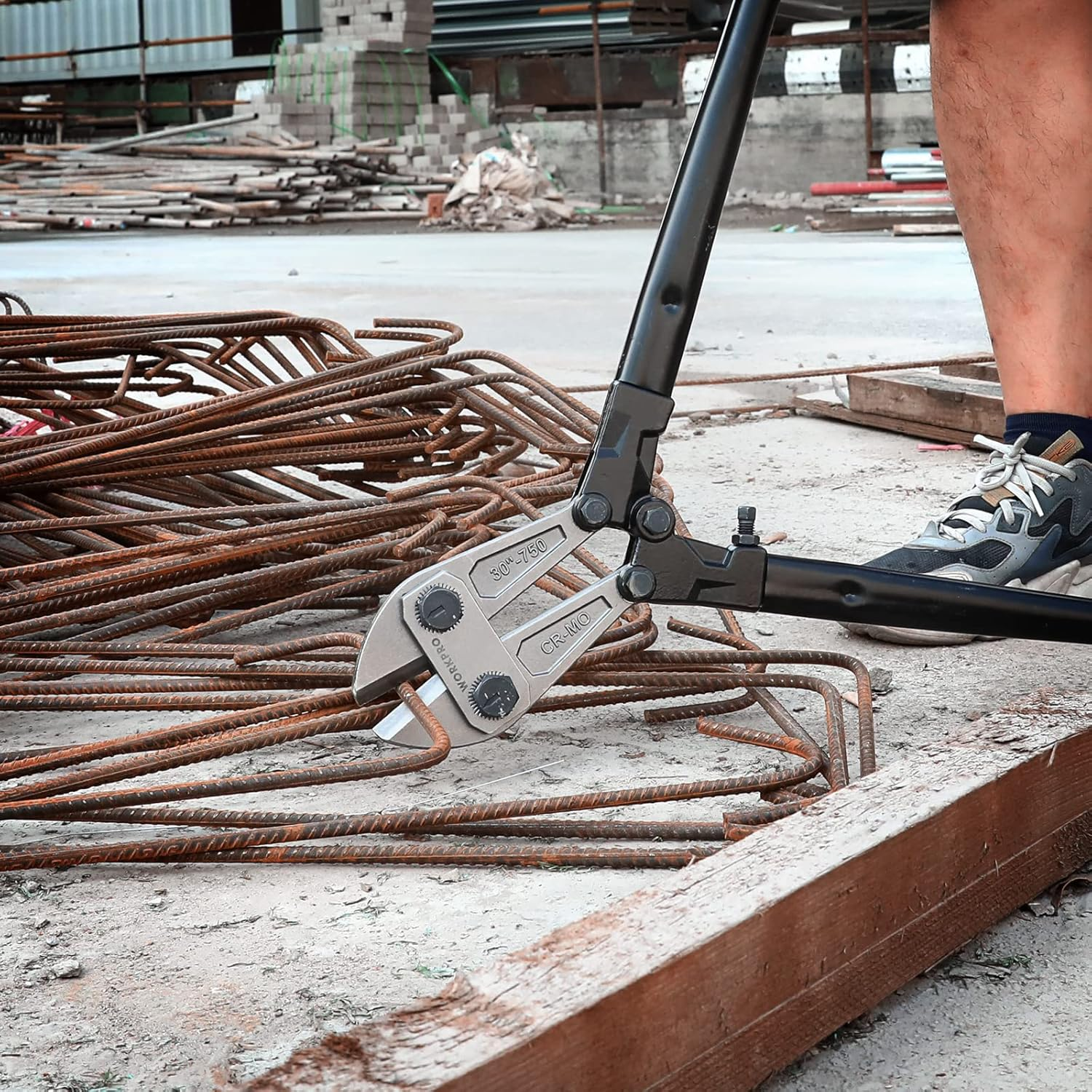 WORKPRO 30" Bolt Cutter, Chrome Molybdenum Steel Blade, Heavy Duty Bolt Cutter with Soft Rubber Grip, Cutting Tool for Cut Chain, Wire, Screw, Rivet image number 1