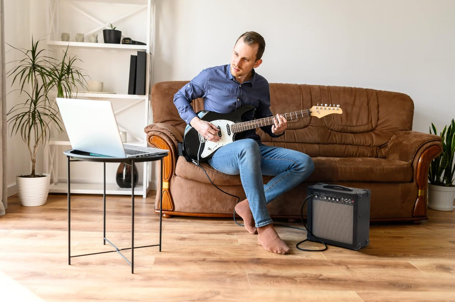 Rocktile Scream 15 Guitar Amplifier Mini Combo Amp (15 Watt Amplifier, 2 Channels, Portable, Aux-In for MP3/CD, 3-Band Equalizer, Headphone Jack) image number 2