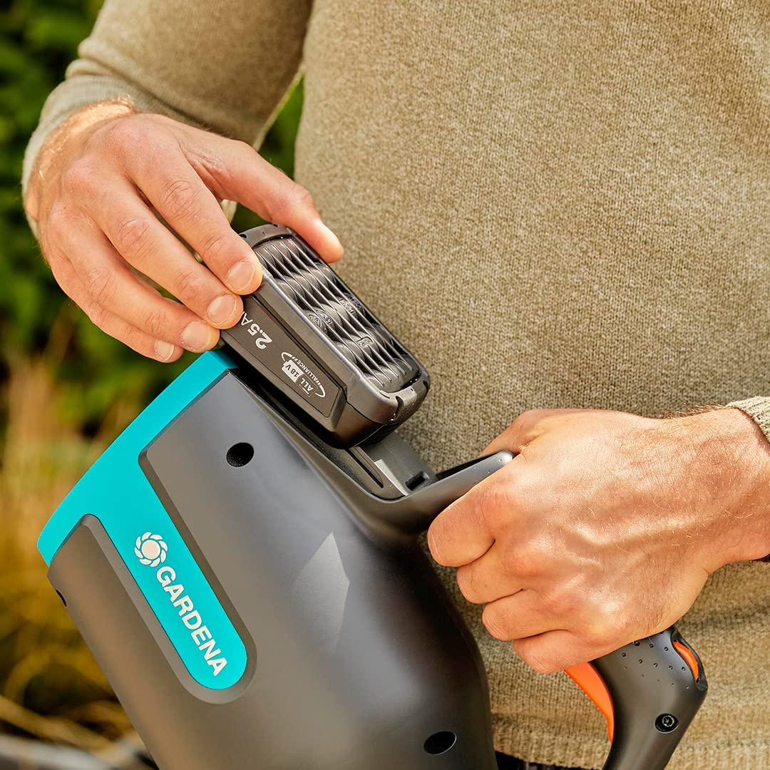 Gardena Quick Charger & 2 X 2.5Ah Battery Kit image number 5