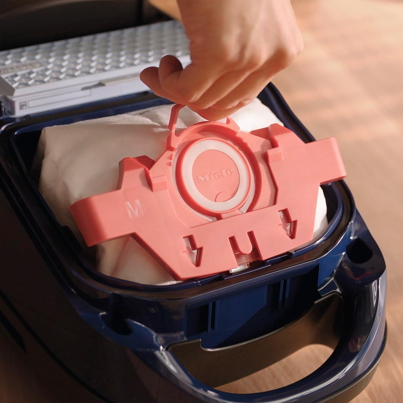 Miele FJM Hyclean Pure Vacuum Cleaner Dustbags, Vacuum Bags for Compact C1/C2, Complete C1 and S6/S4 Vacuum Cleaners, Pack of 4 image number 3