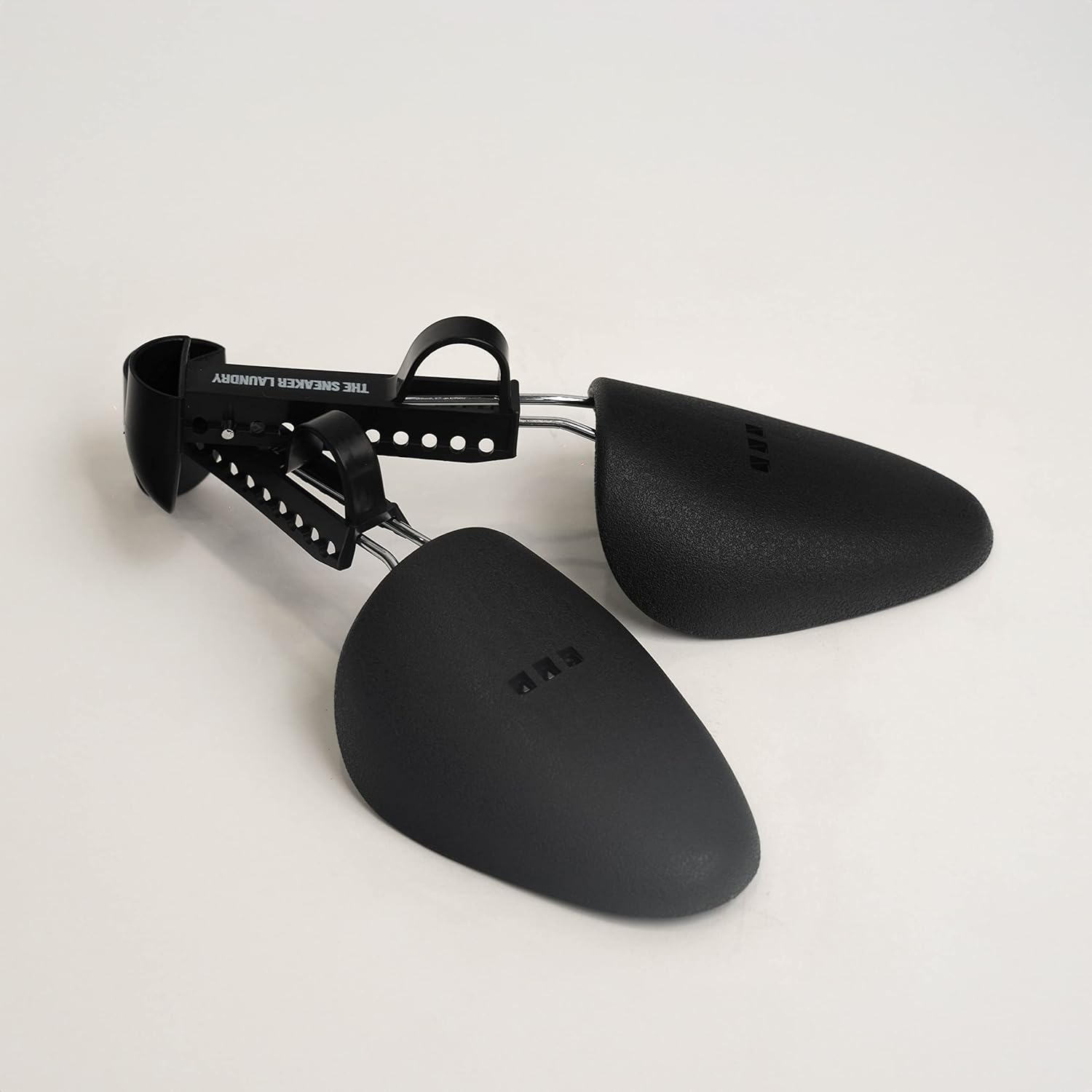 THE SNEAKER LAUNDRY Shoe Trees &ndash; Adjustable Shoe Shapers &ndash; Prevent Creases, Maintain Shape & Remove Moisture &ndash; Ideal for Sneakers, Leather Shoes & Trainers &ndash; 1 Pair image number 3