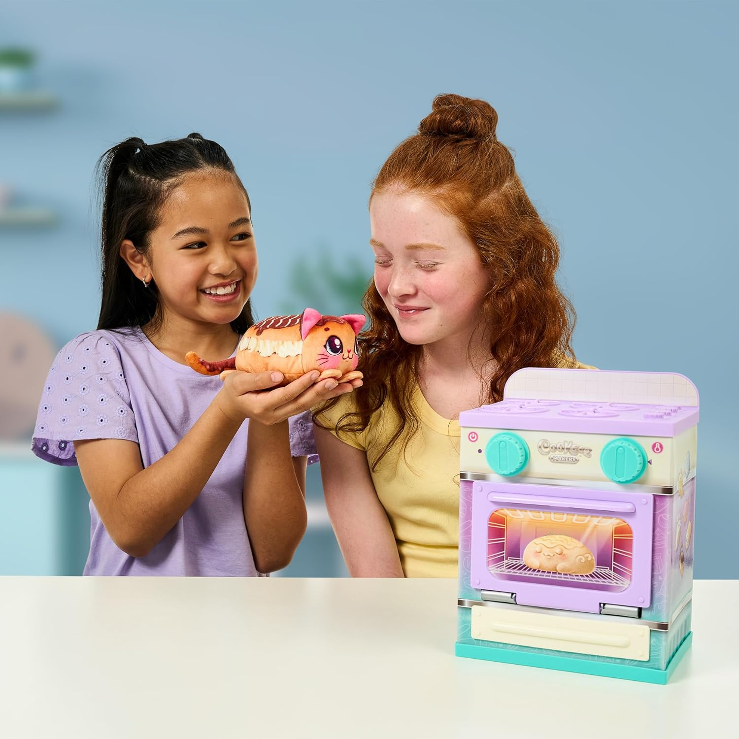Cookeez Makery Lil' Bakez Oven, Mix the Dough and Make a Scented Surprise Pet in the Form of a Deliciously Scented Plush Toy, 6 Different Scented Plush Friends to Make, Bake and Collect image number 4