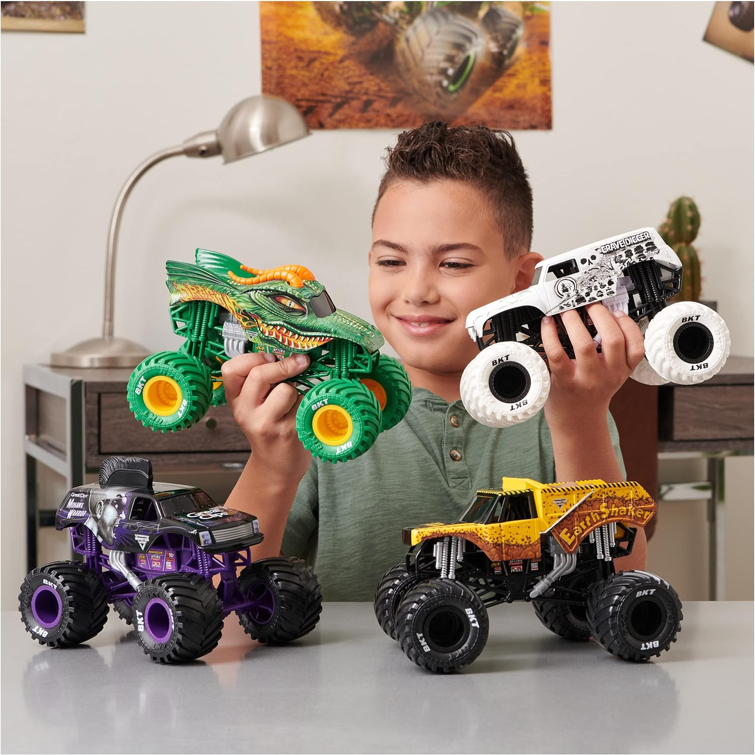 Monster Jam, Official Grave Digger Monster Truck, Collector Die-Cast Vehicle, 1:24 Scale, Kids Toys for Boys and Girls Ages 3 and Up image number 4