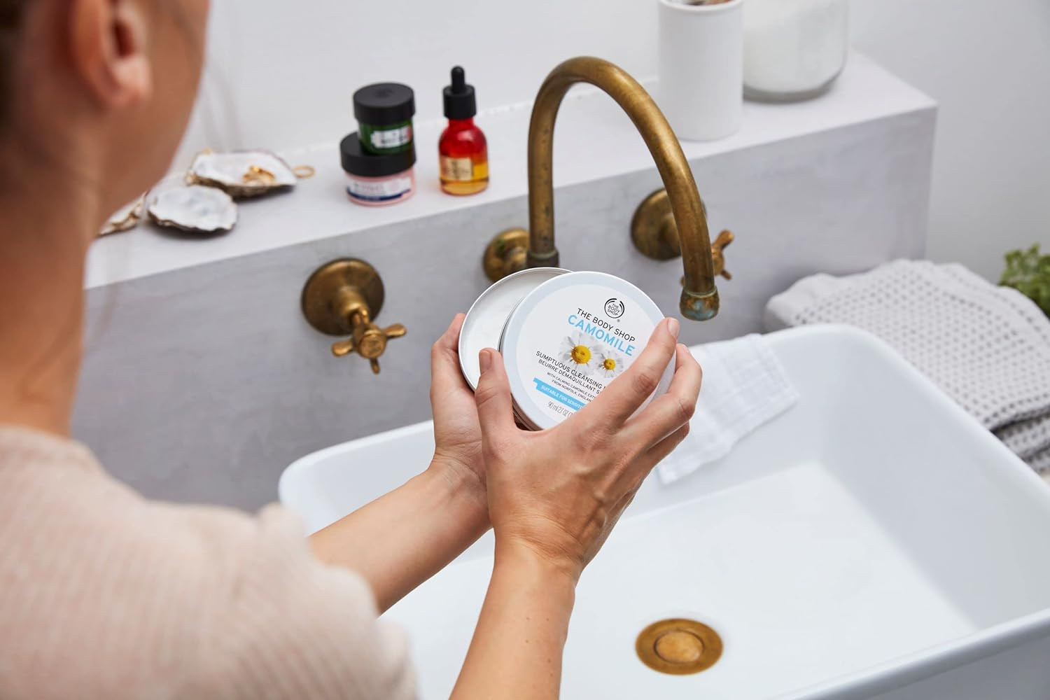 The Body Shop Camomile Sumptuous Cleansing Butter, 2.7 Oz image number 4