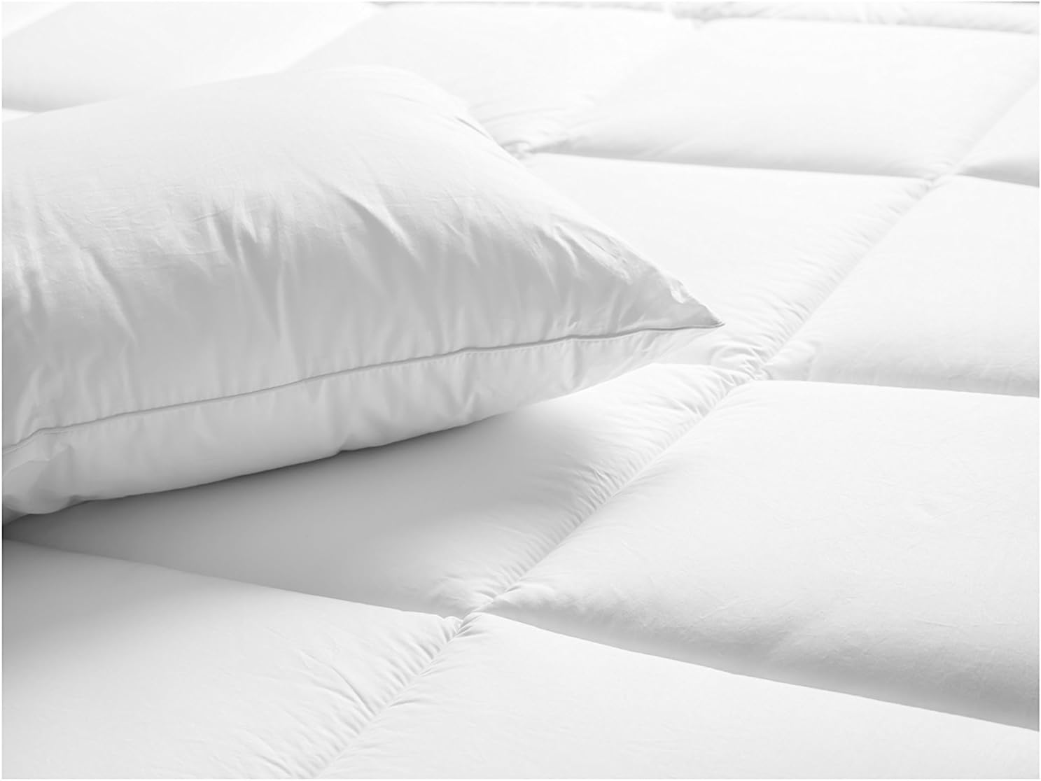 Superior Solid White down Alternative Comforter, Duvet Insert, Medium Weight for All Season, Fluffy, Warm, Soft & Hypoallergenic - Full/Queen Bed