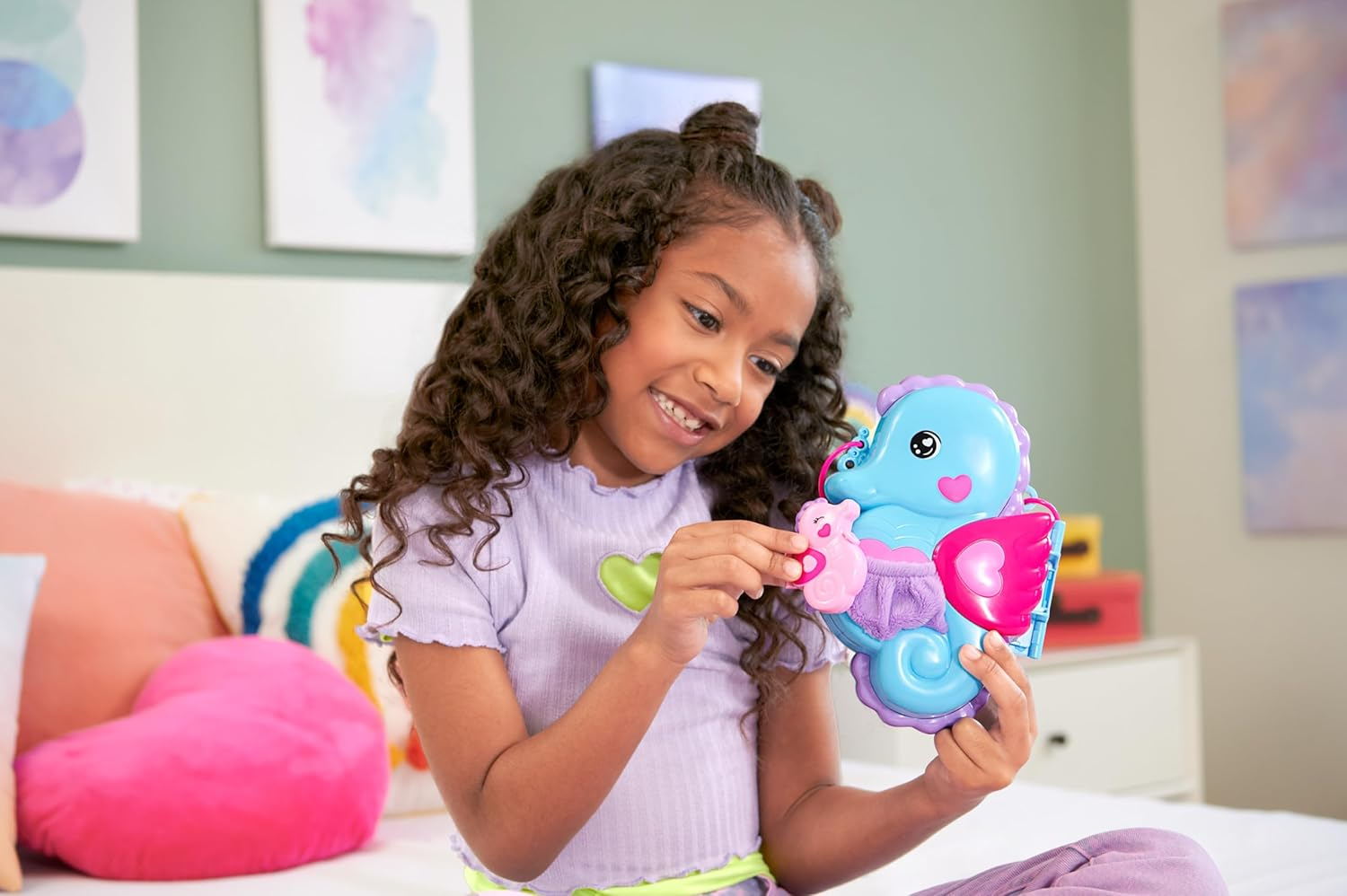 Polly Pocket Dolls & Playset with Pets & 13 Accessories, 2-In-1 Daddy & Me Seahorse Wearable Purse & Animal Toy, Starring Shani image number 3