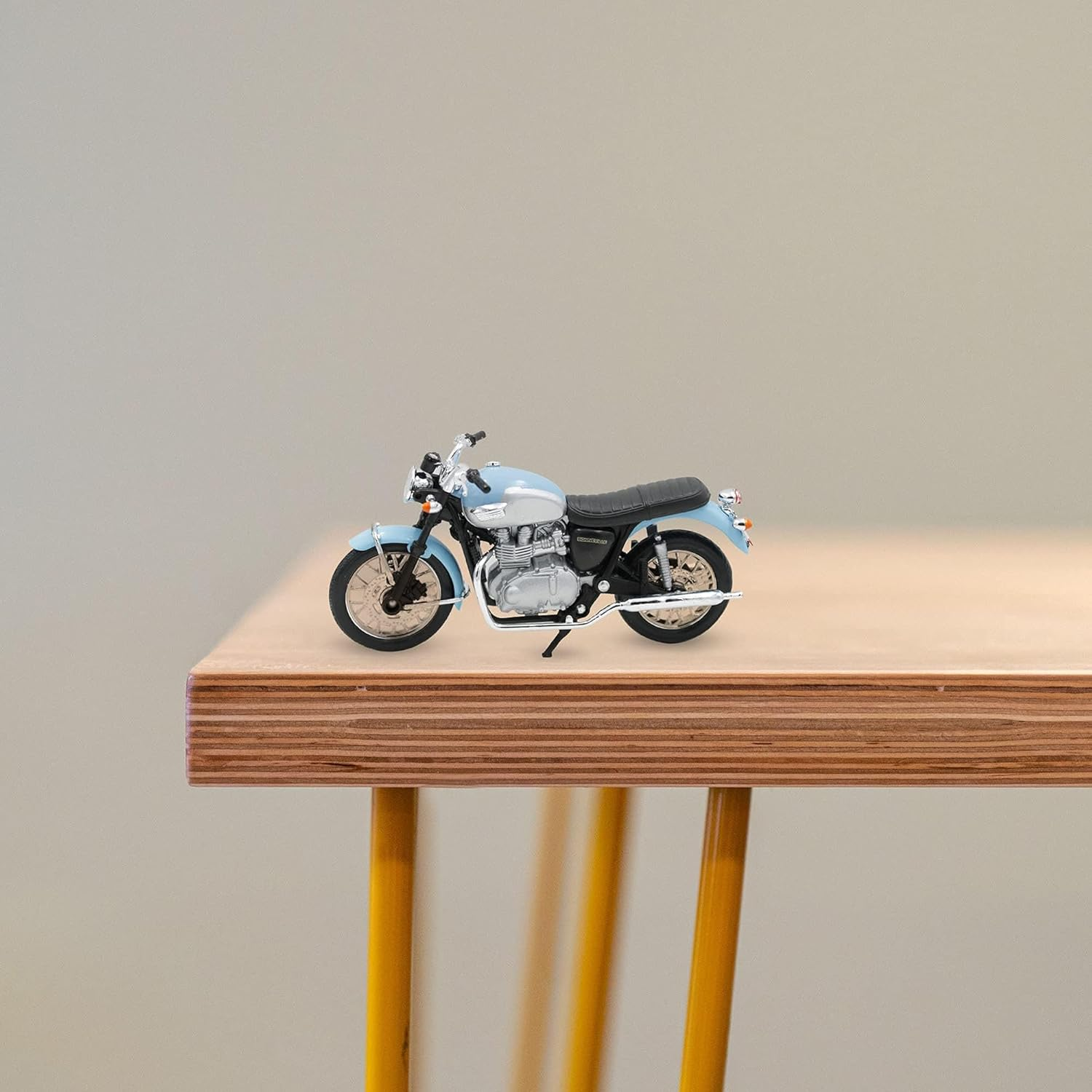 Welly Die Cast Motorcycle Black Triumph 2002 Daytona 955I, 1:18 Scale image number 5