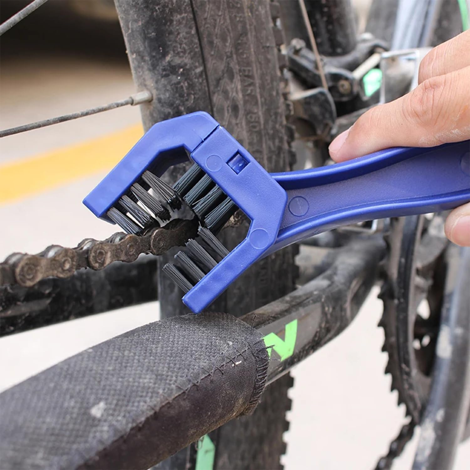 2 Pcs Chain Cleaning Brush, Funcyboo Bike Motorcycle Chain Washer Bike Chains Scrubbing Brush for Mountain Bikes Motorcycle Chains (Red and Blue) image number 6