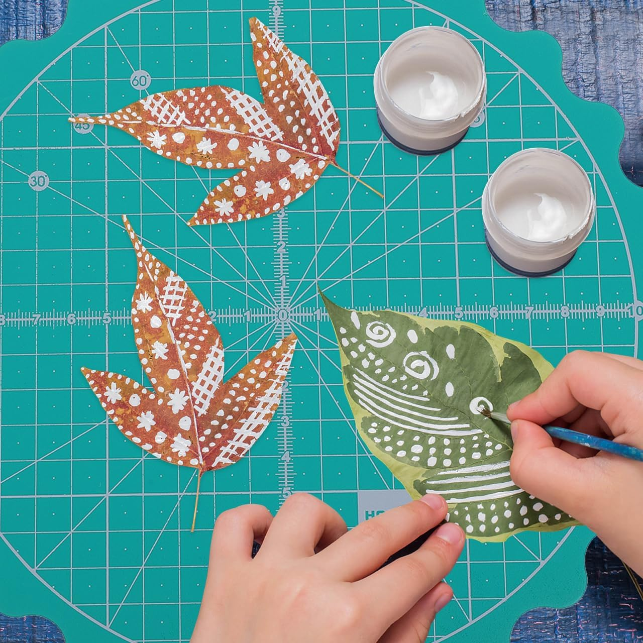 Operitacx Rotating Cutting Mat for Sewing, Crafting, Patchwork Quilts - Non-Slip round Craft Pad, Circle Board with Grid - Plastic, Green image number 1