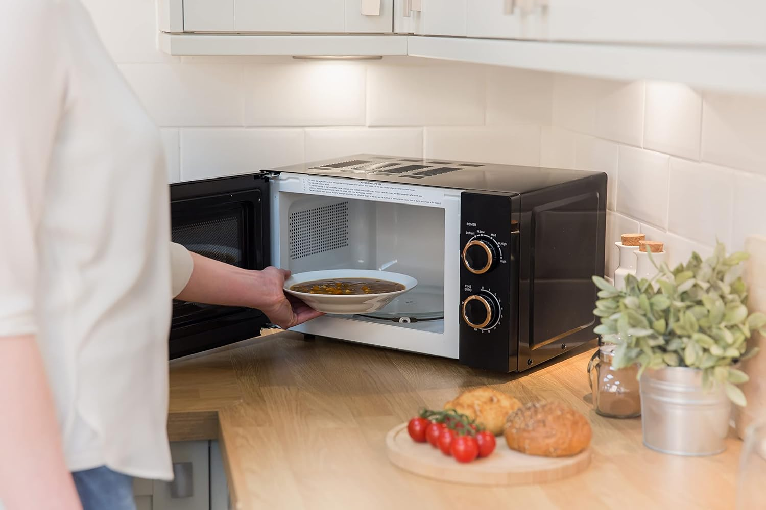 Russell Hobbs RHM1727RG 17 Litre 700 W Rose Gold Solo Microwave with 5 Power Levels, 30 Minute Timer, Defrost Setting, Easy Clean image number 5