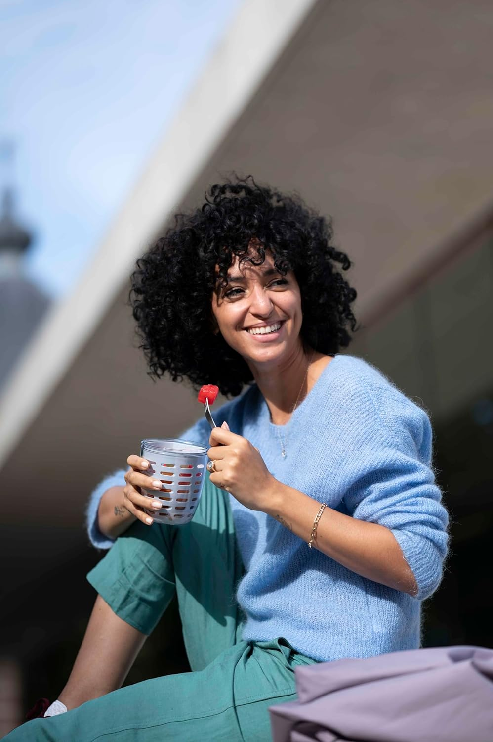 Mepal &ndash; Ellipse Fruit & Veggie Pot &ndash; Ideal for on the Go &ndash; Blue, 600 Ml &ndash; Includes Fork & Colander - Nordic Blue image number 2