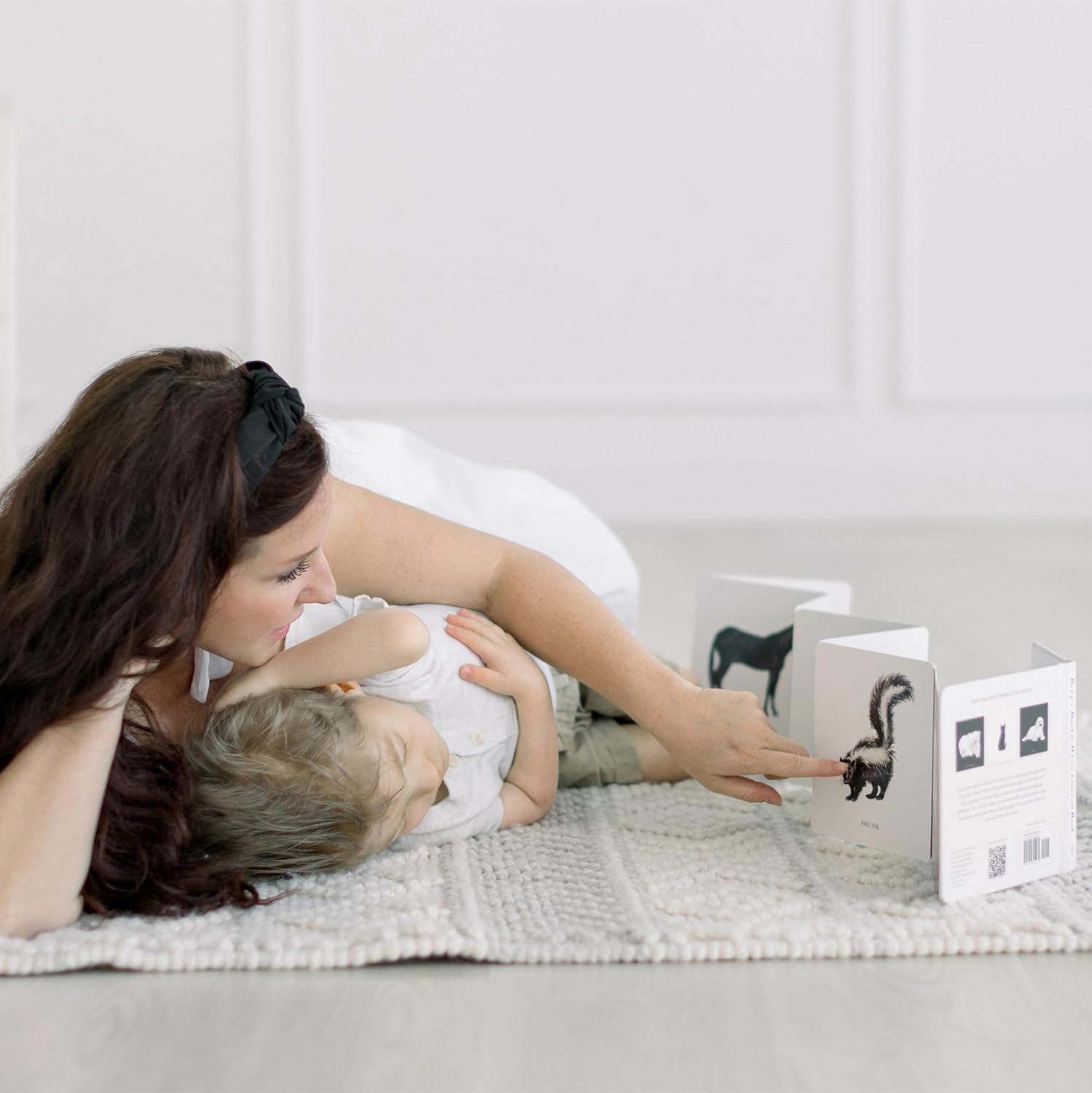 Baby'S Tummy Time Book Box Set: a 3-Book Box Set of High-Contrast Art for Visual Stimulation at Tummy Time image number 2