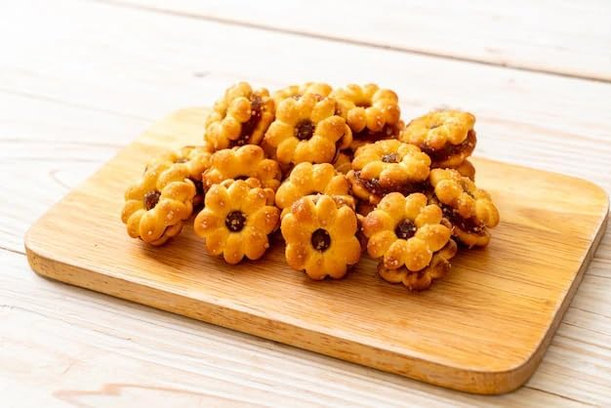 Hoshi Coconut Biscuits with Pineapple Jam 225 G image number 2