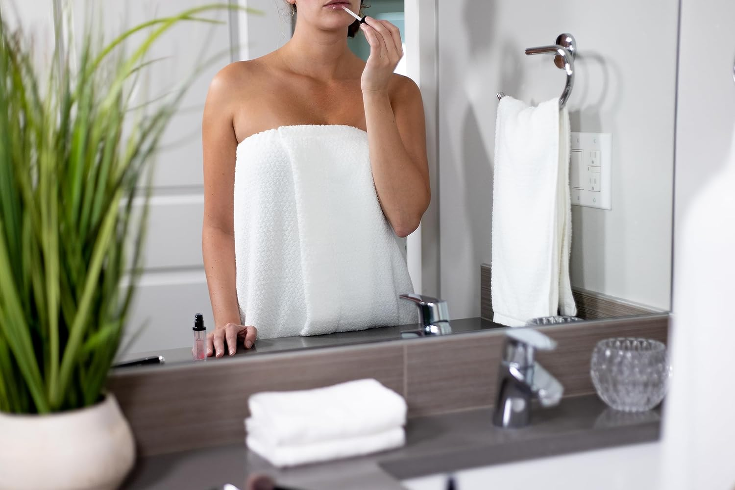 Everplush Diamond Jacquard Bath Sheet 2 Pack in White image number 3