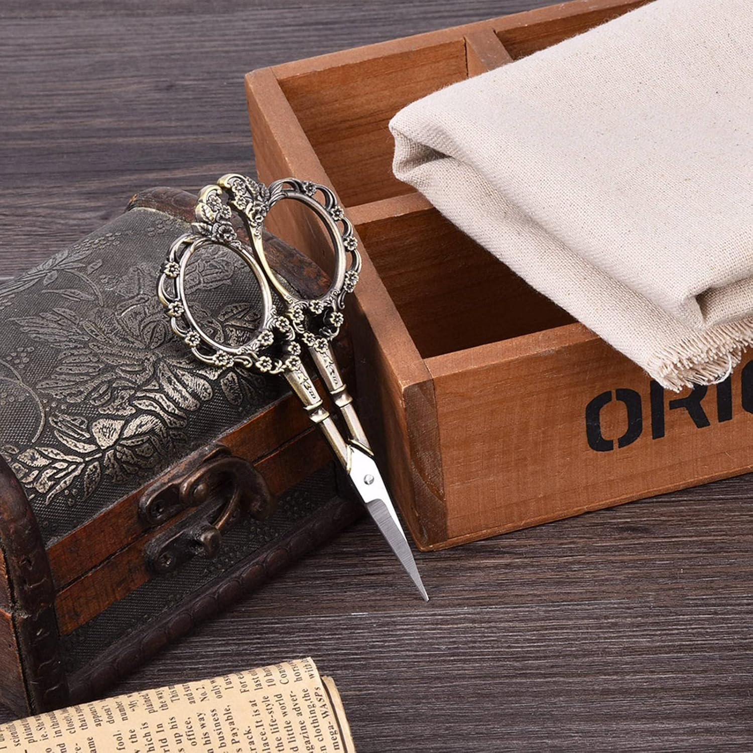 1Pc Vintage Flower Pattern Scissors Needlework Embroidery Stainless Steel Tailor Scissors Small Sharp Sewing Scissors Stainless Steel Sewing Scissors for Art Work (Bronze Plating)