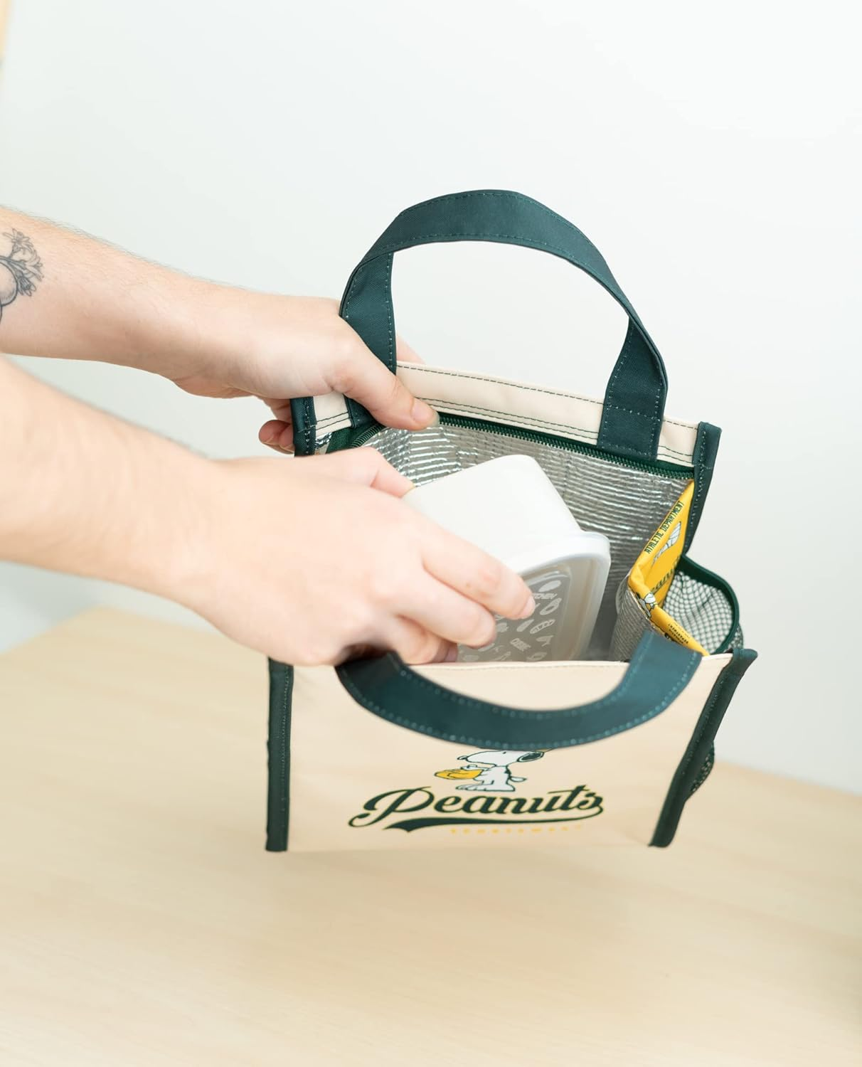 Erik Official Snoopy Lunch Bag | 8 X 9 X 5 Inches - 20 X 23 X 13 Cm | Insulated Lunch Bag | Cool Bag Lunch Box | Snoopy Gifts | Snoopy Lunch Box | Kids Lunch Box with Compartments | School Lunch Bag - Yellow Minions image number 5