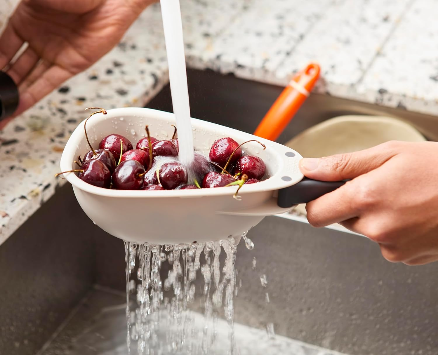 Joseph Joseph Droplet Mini Colander with Folding Handles, Kitchen Strainer for Small Vegetable, Fruits & Berries, Space-Saving