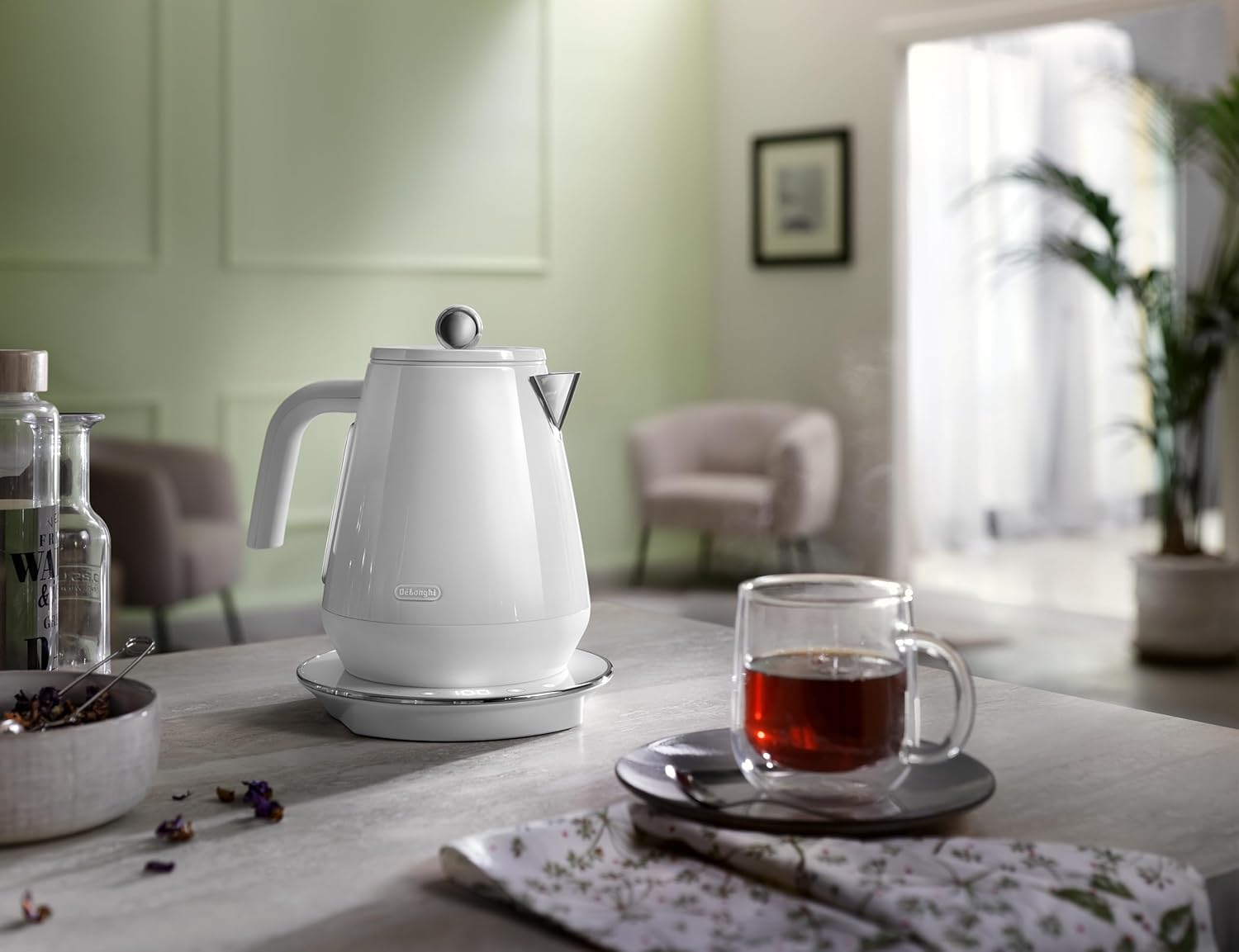 De'Longhi Eclettica Specialtea Kettle KBY2011.W, 9 Adjustable Temperatures, 30 Minute Keep Warm Function, Live Digital Display, Rapid Boiling, Stainless Steel, 2200W, White