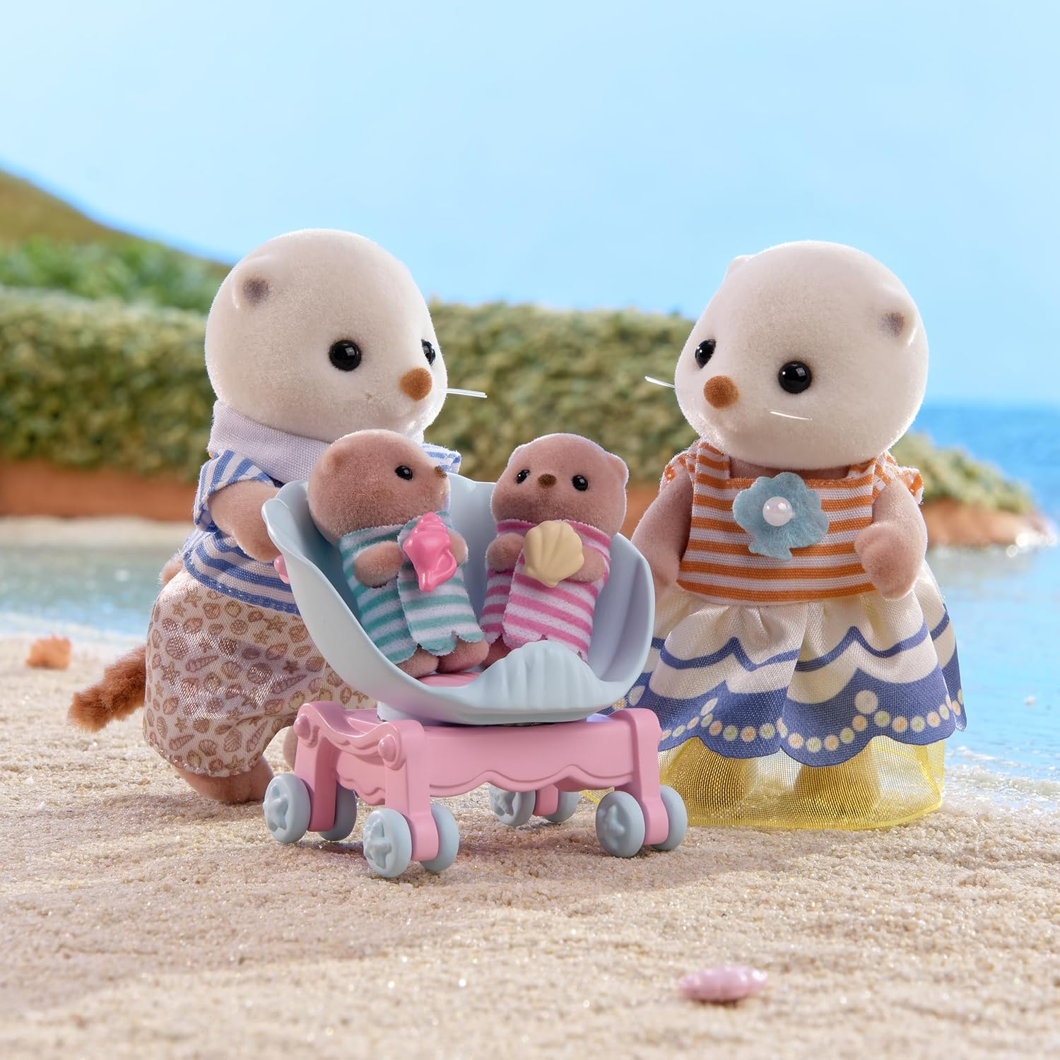 Sylvanian Families - La Famille Loutre De Mer - Set of 4 Figurines - Plongez Dans L'Univers De La Famille Sylvanian - Figurines Animaux Miniatures - Jouet Enfant 3 Ans Et + - 5803 image number 2