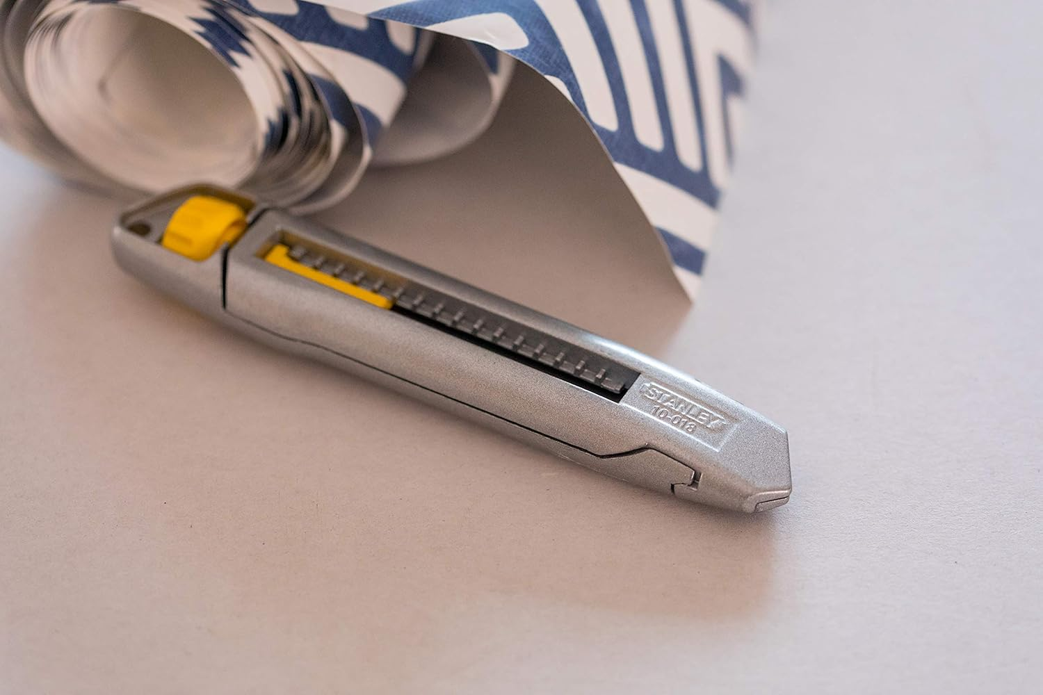 Stanley Interlock Cutter Knife 1-10-018 (18 Mm Blade Width, 165 Mm Blade Length, Metal Body with Patented Interlock Connection, Easy, Tool-Free Blade Change)