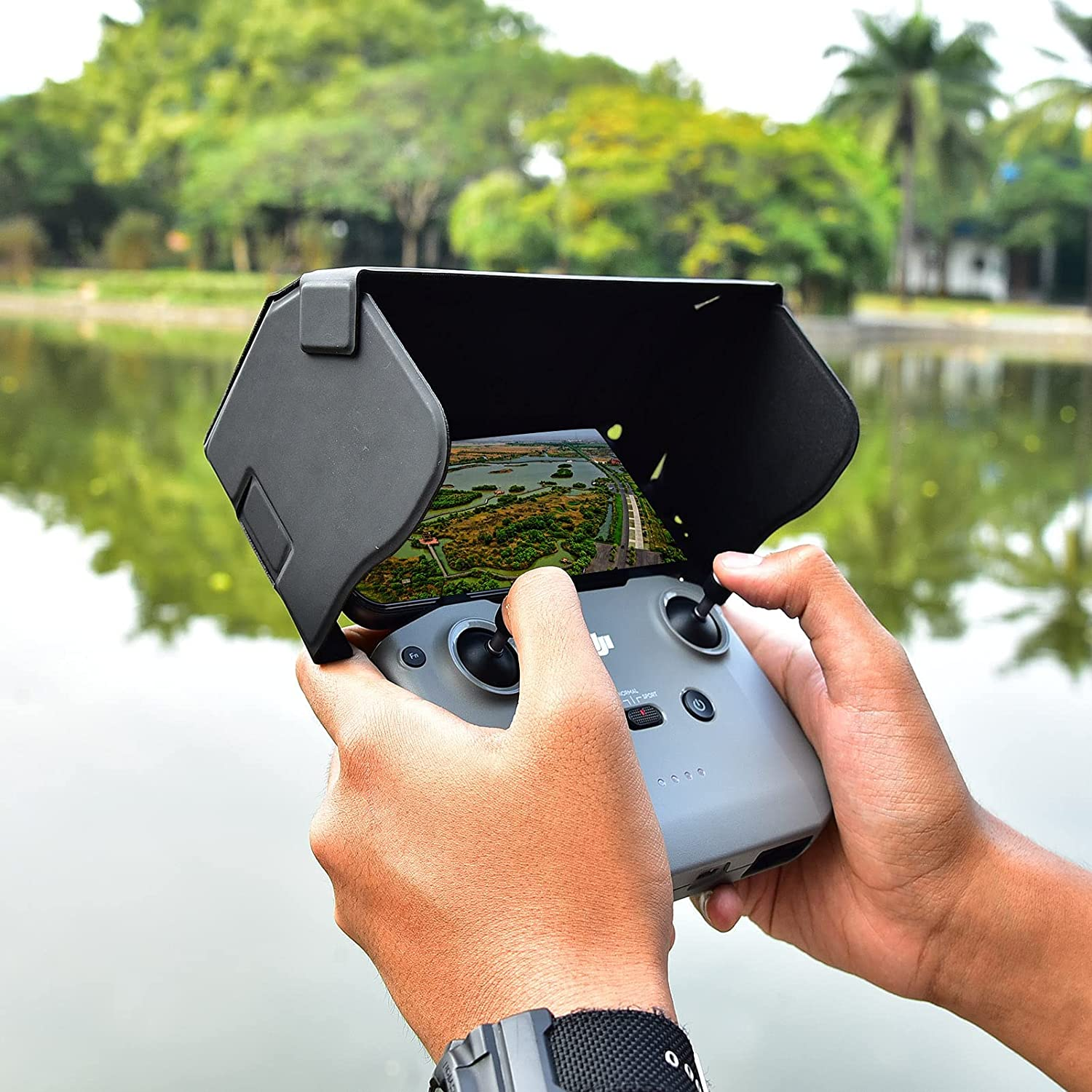 Remote Controller Sun Hood, Sun Shield Accessories, Sunshade for DJI Mini 3 Pro/Mini 2/Mavic Air 2/Air 2S/Mavic 3/Mavic 3 Classic/4.4-7.1Inch Smartphone Screen image number 2