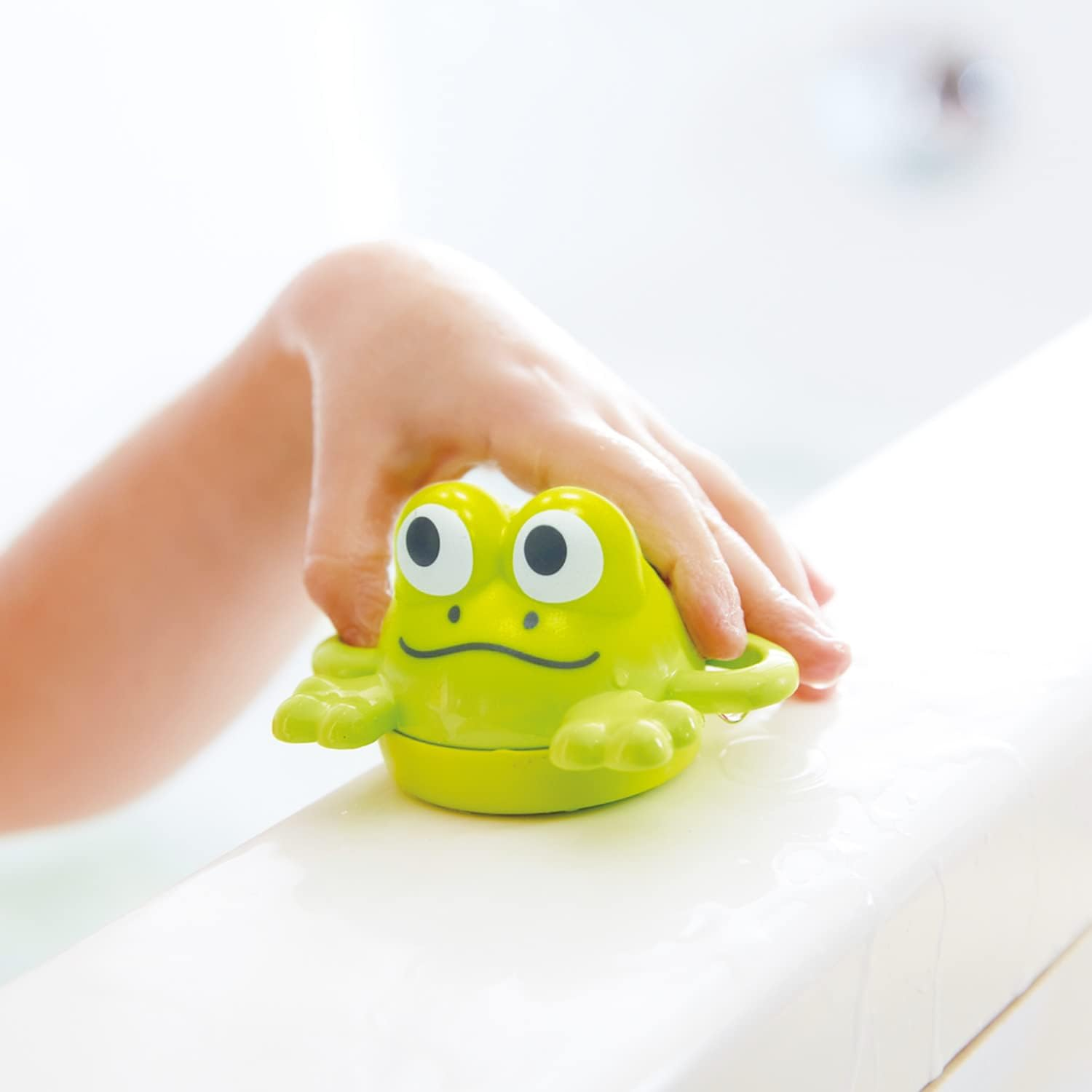 Hape E0214 Double Fun Fishing Set Bath Toy | Jumping Sea Creatures with Net & Detachable Fishing Pole Handle image number 1