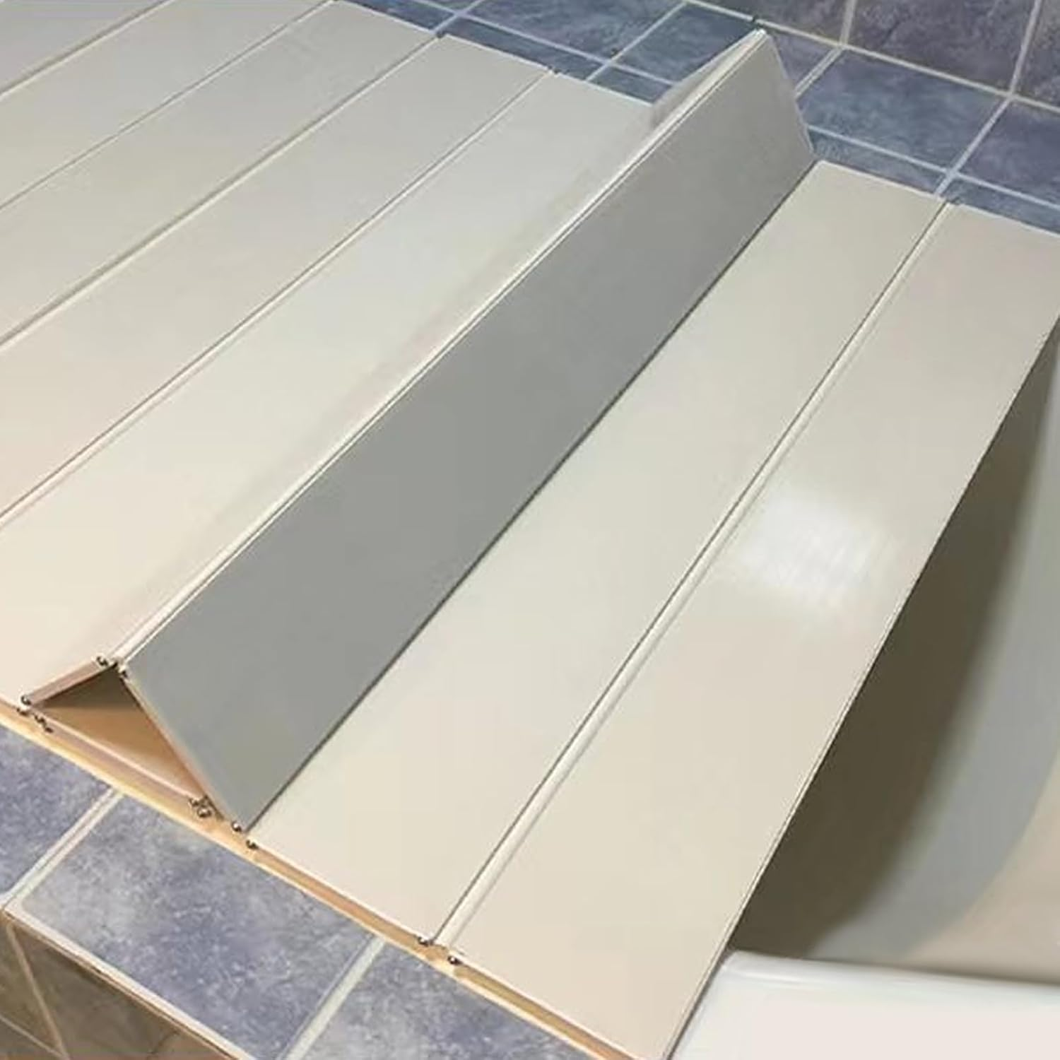 70Cm Width Bathtub Cover, Dustproof Foldable Space Saving Bathtub Lid, Thermal Insulation PVC Bathtub Lid Shutter for Home, Bathroom (170 X 70 X 0.6Cm) image number 3