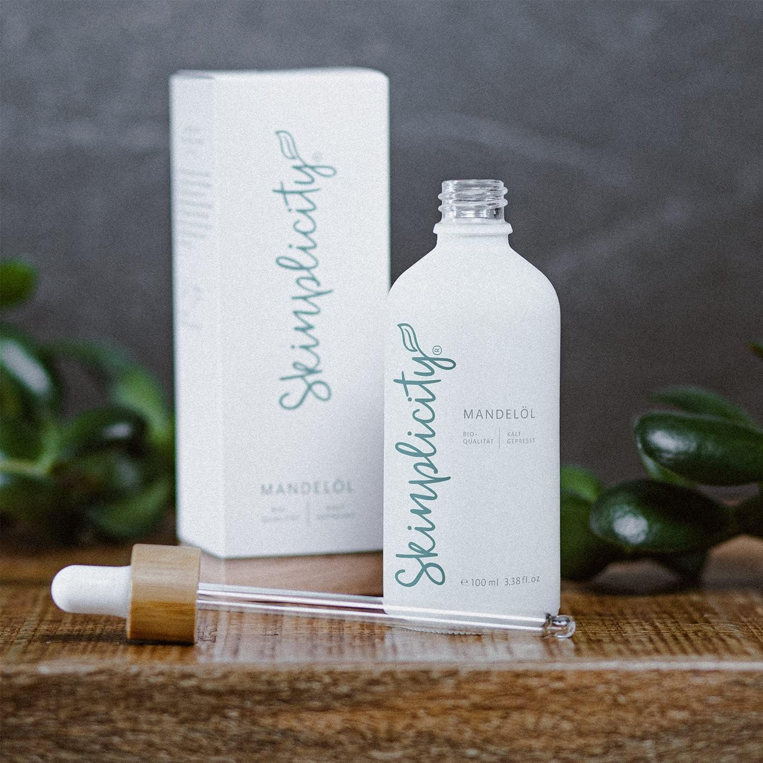 Skinplicity Organic Almond Oil for Body Care, Skin and Hair Care Natural Cosmetics, Cold Pressed and Vegan, for Dry Skin and Shiny Hair image number 2