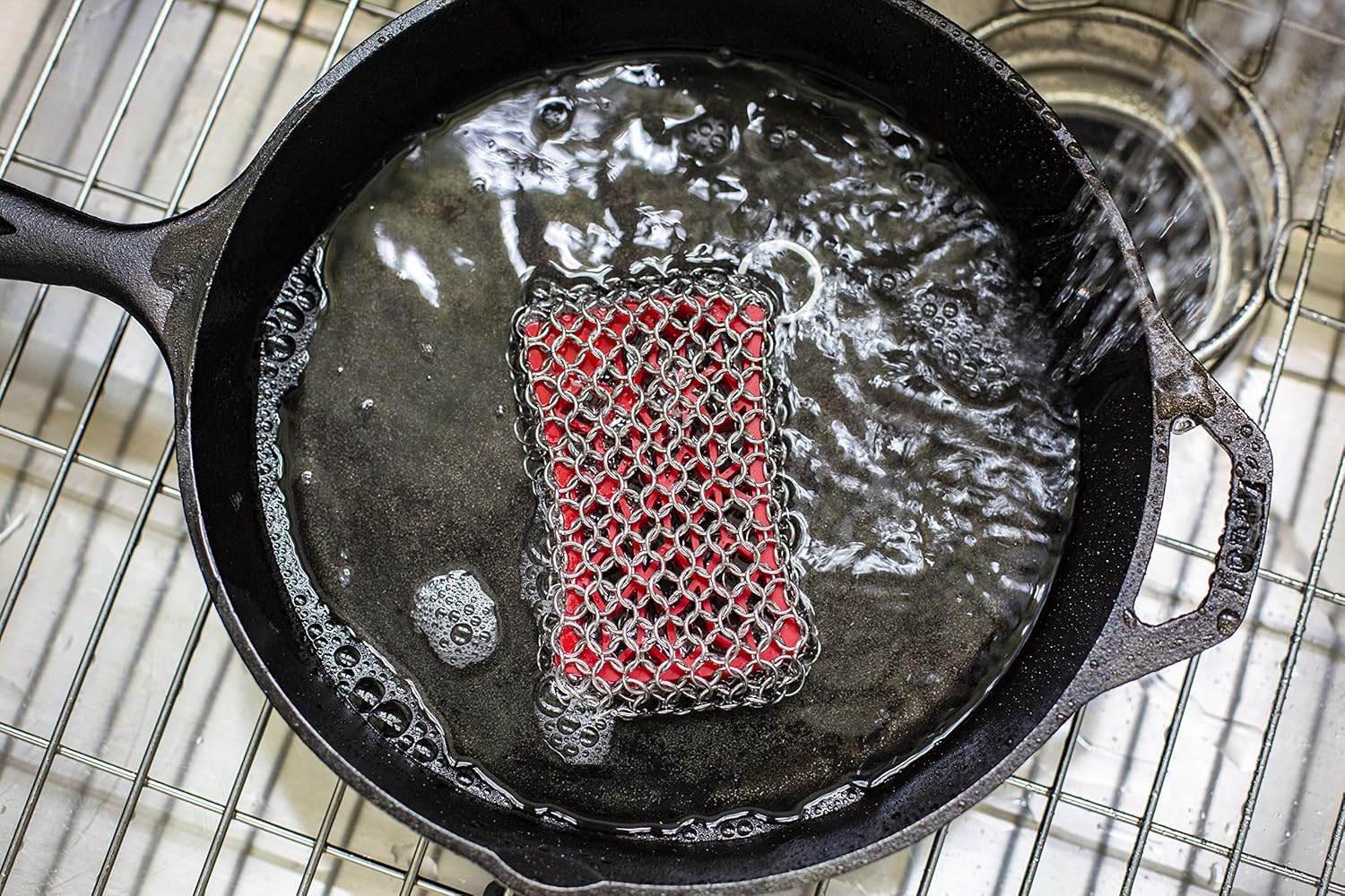 Lodge ACM10R41 Red Chainmail Scrubbing Pad, Red & Silver image number 4