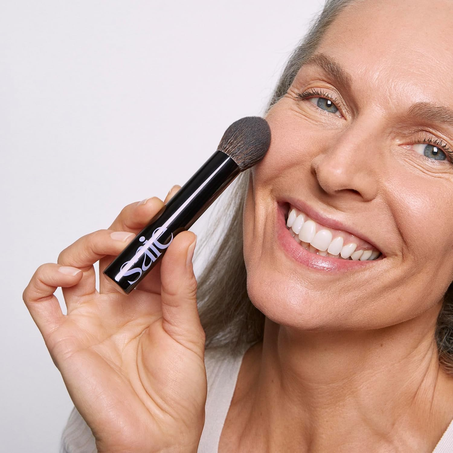 Saie the Fluffy Brush - Soft, Multi-Use Targeted Powder Brush - Tapered Tip for Precision Application - Vegan, Cruelty-Free (1 Count) image number 2