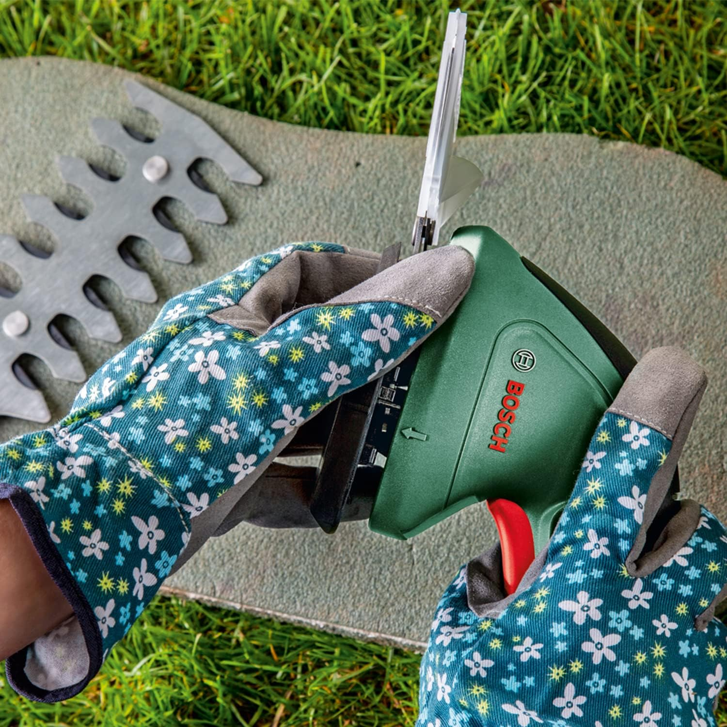 Bosch Home & Garden Bosch Cordless Garden Shear Set + Cordless Powered Secateurs (Integrated 3.6V, Micro USB) image number 4