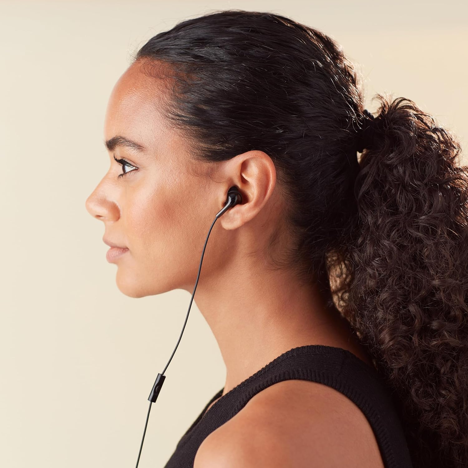 Amazonbasics In-Ear Headphones with Mic 2.5 X 1.4 X 1.7 Cms Black image number 3